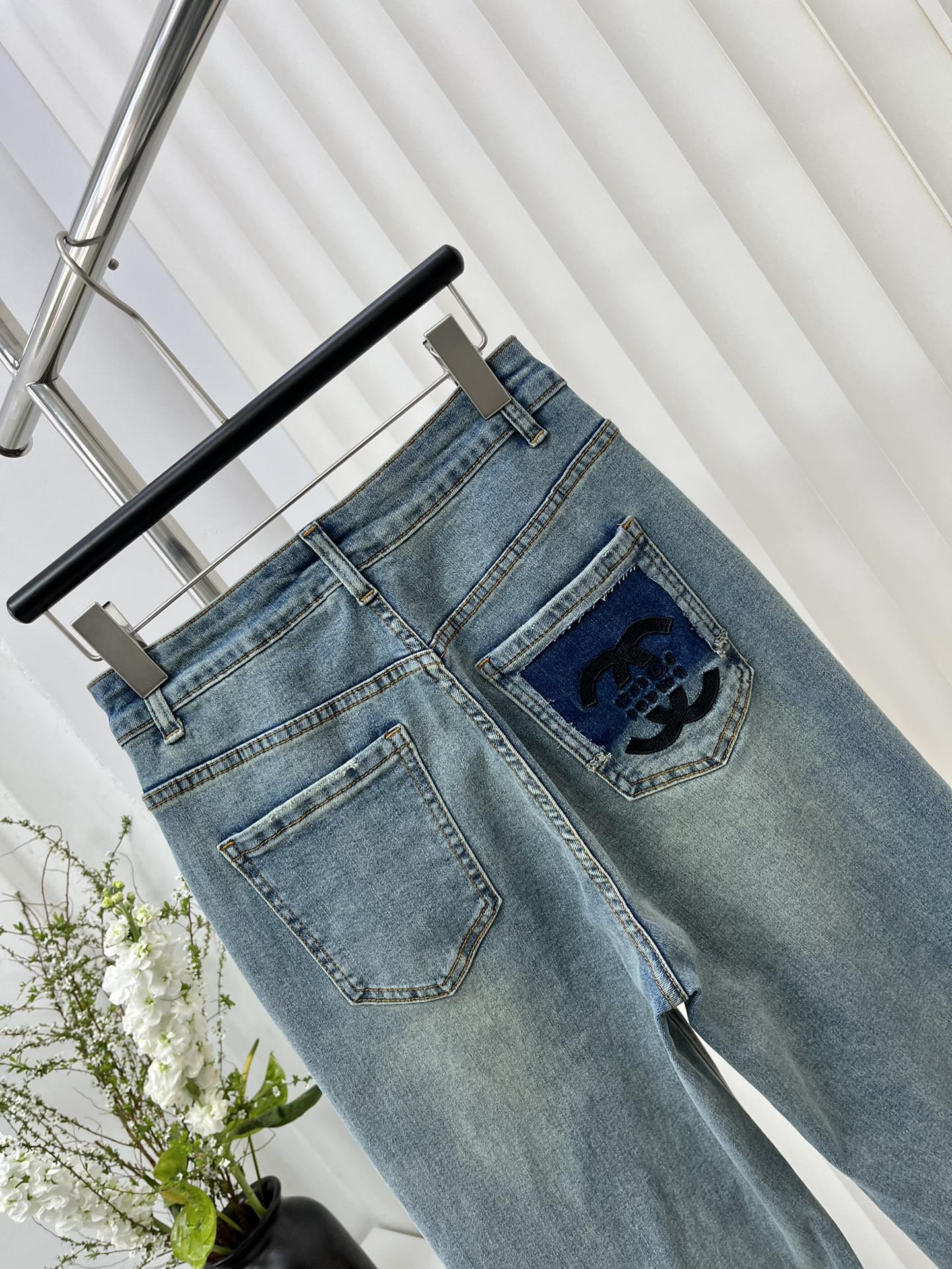 Классические джинсы Chanel 2403 с вышитыми буквами - 1 шт.