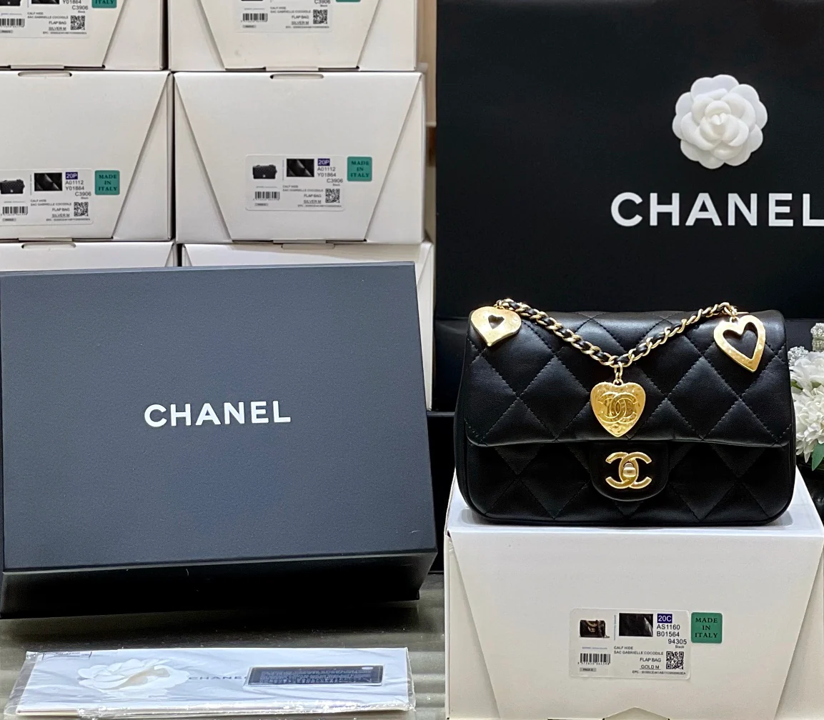 Новинка сезона осень/зима 2022 от Chanel - Сумка с подвеской в ??виде сердца на цепочке - Лимитированная серия - Черная
