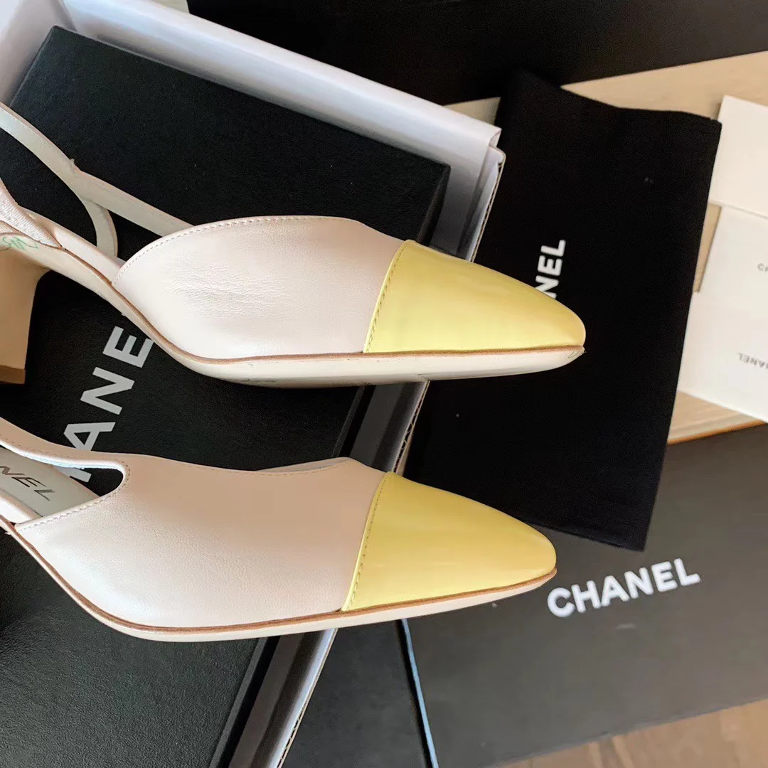 Классические сандалии Chanel на массивном каблуке - желтые