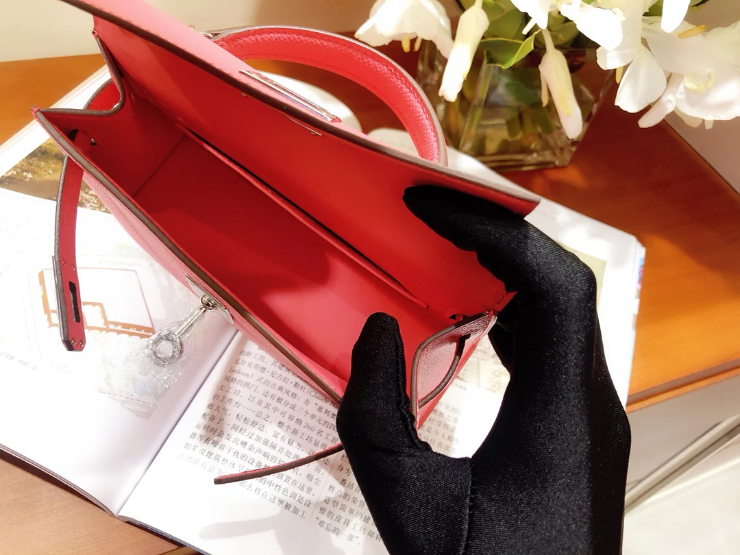 Мини-сумка Hermes Kelly 2-го поколения, 22 см, розовая, с серебряной пряжкой.