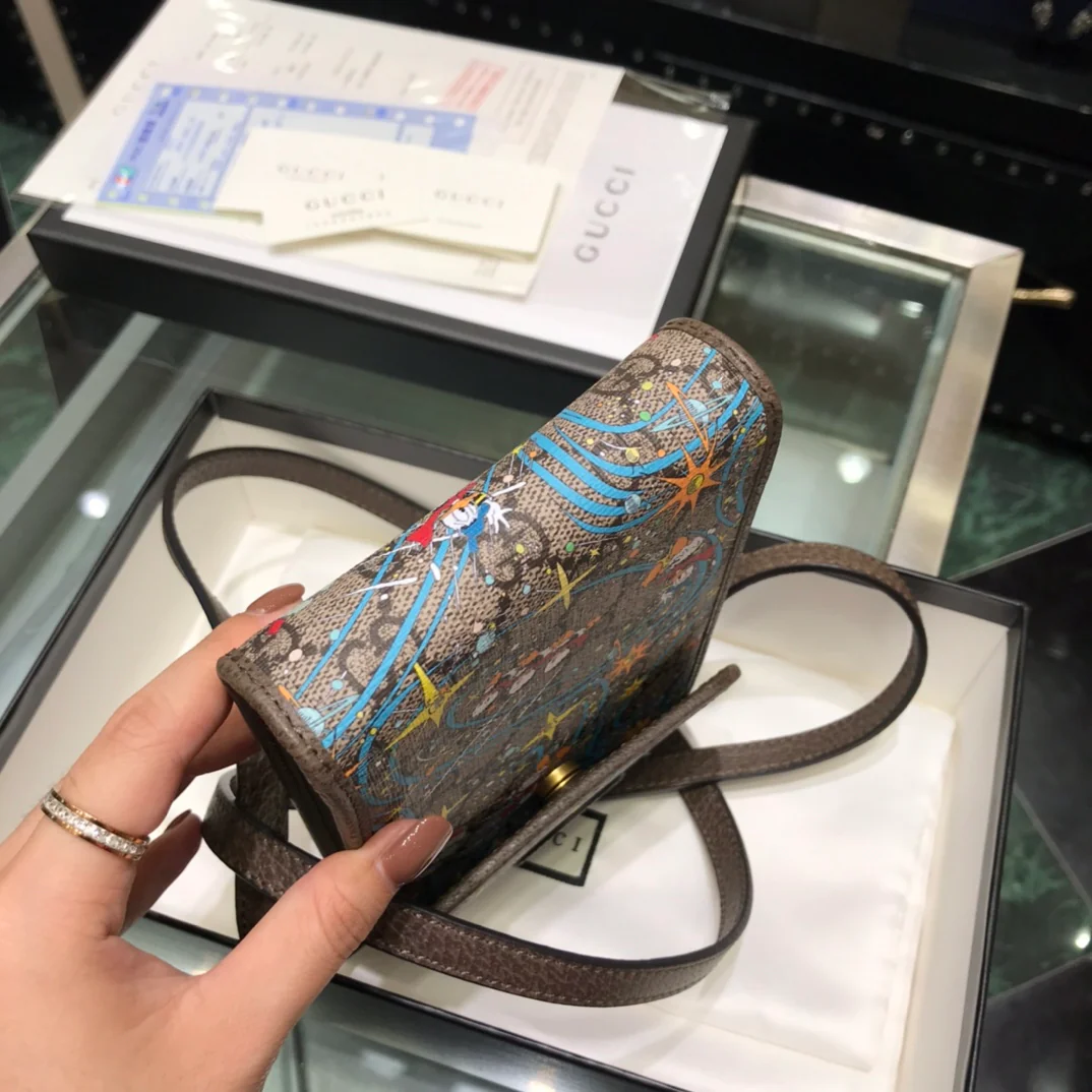 Сумка для телефона Gucci с изображением Дональда Дака