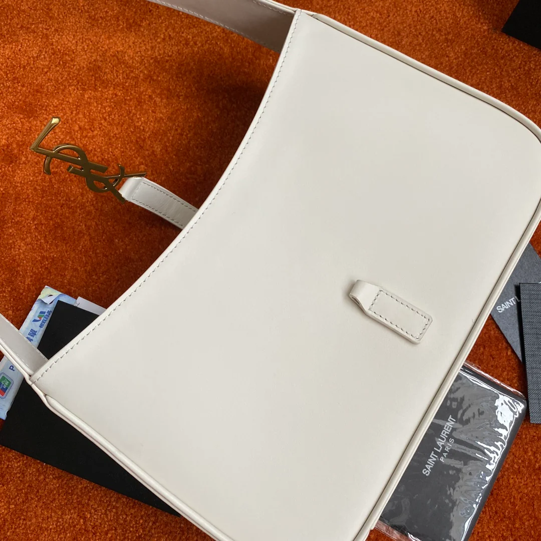 Сумка-седло YSL Plain Saddle Bag - белая с золотой фурнитурой.