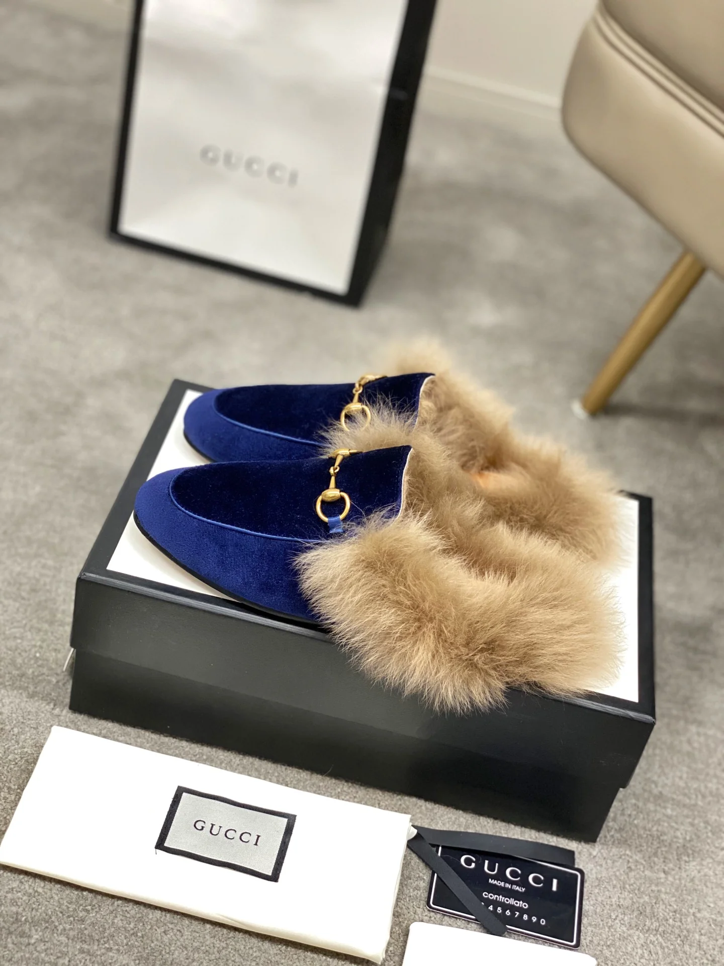 Бутик Gucci 2020 — Последние модели с подиума — Меховые тапочки — Замшевые