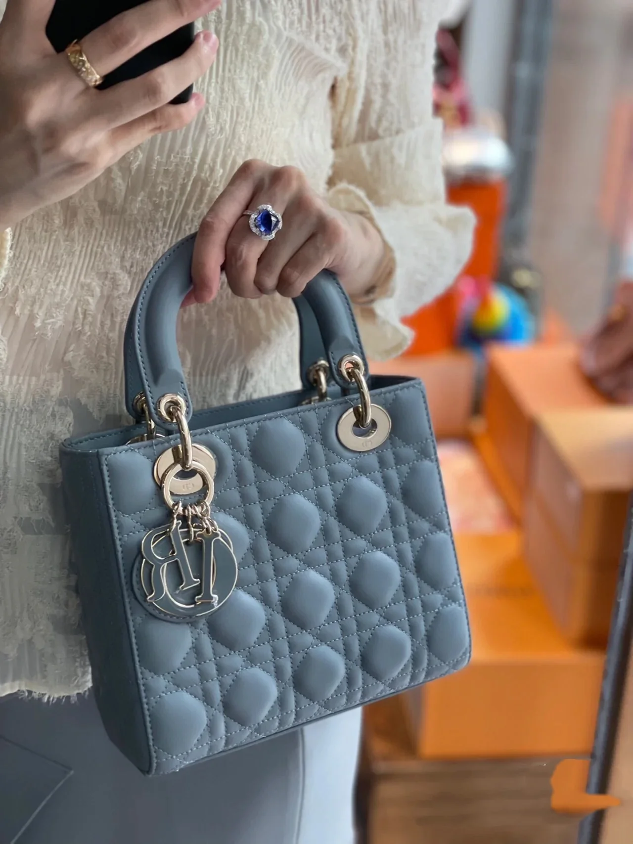 Сумка Dior Lady, с четырьмя отделениями, нежно-голубого цвета.