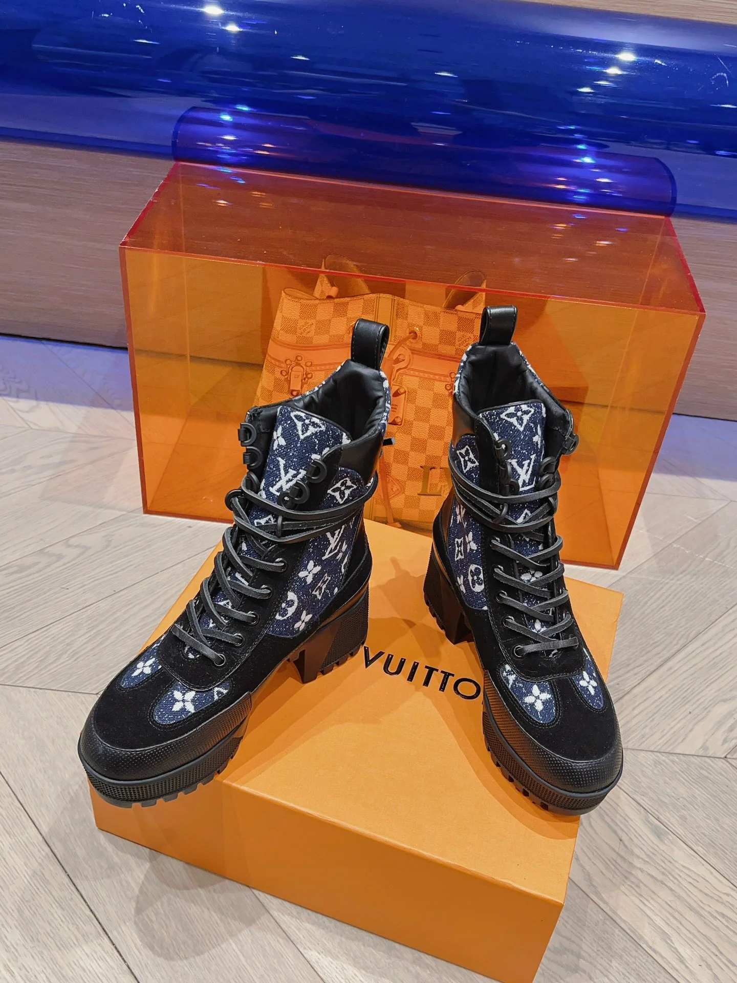 Новинка осенне-зимней коллекции LV 2023 — Ботинки Мартин на высоком каблуке — Черная серия — Модель 3