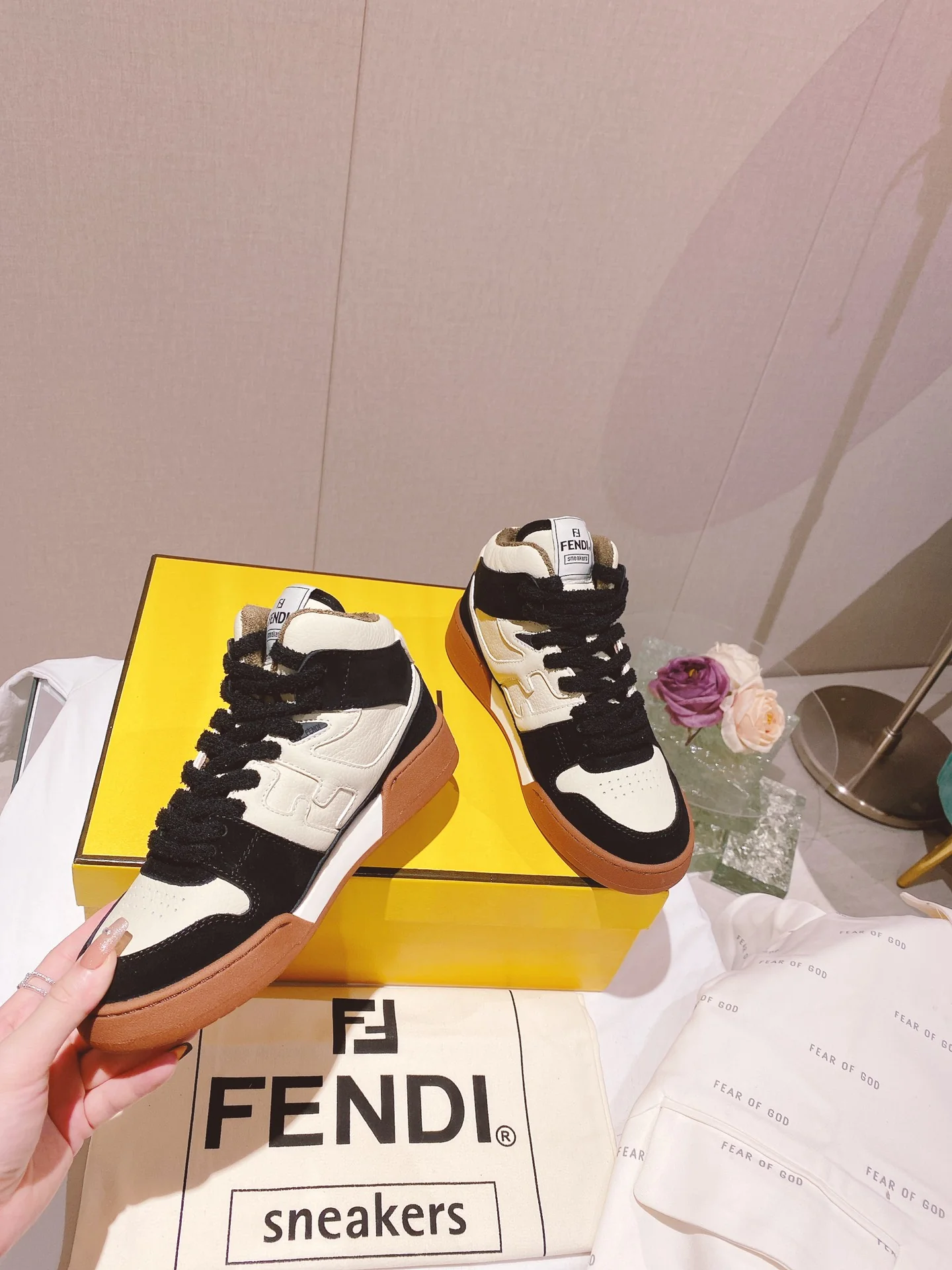 Новинки осенне-зимней коллекции Fendi 2022 — Повседневные кроссовки — Парный стиль — Черные