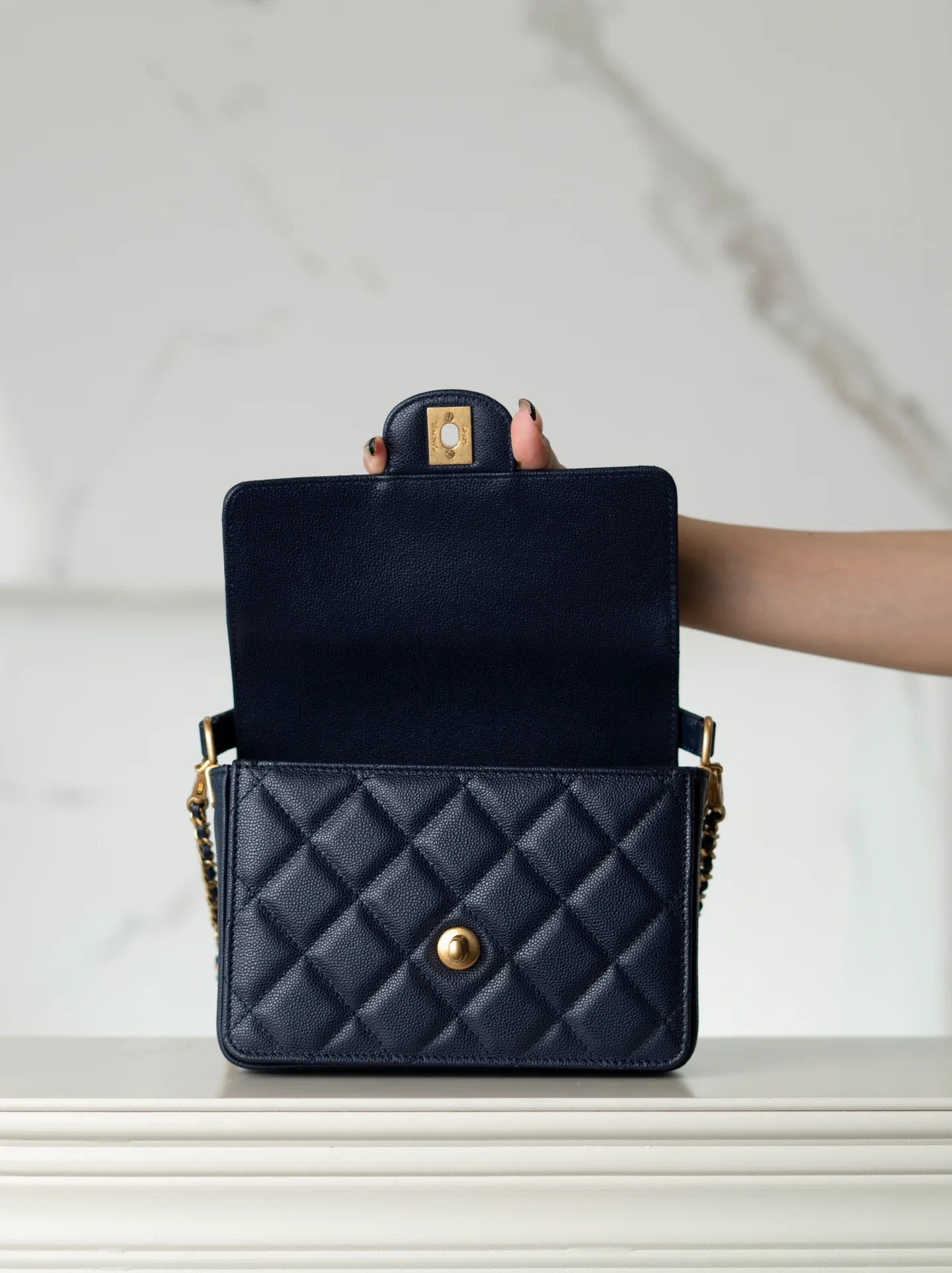 Мини-сумочка Chanel с клапаном и ручкой - синяя