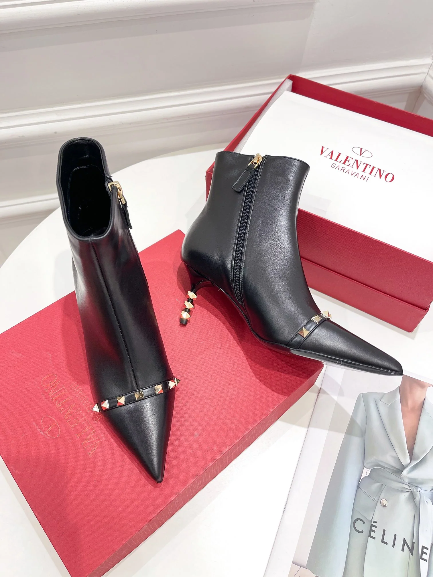 Новинка сезона осень/зима 2022 от Valentino — ботильоны с заклепками.