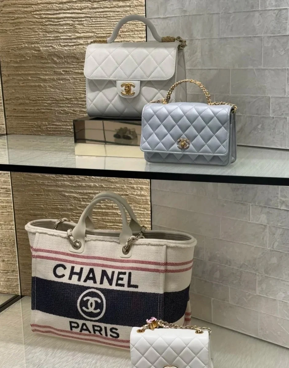 Пляжная сумка Chanel 25c, косметичка, красно-синяя.
