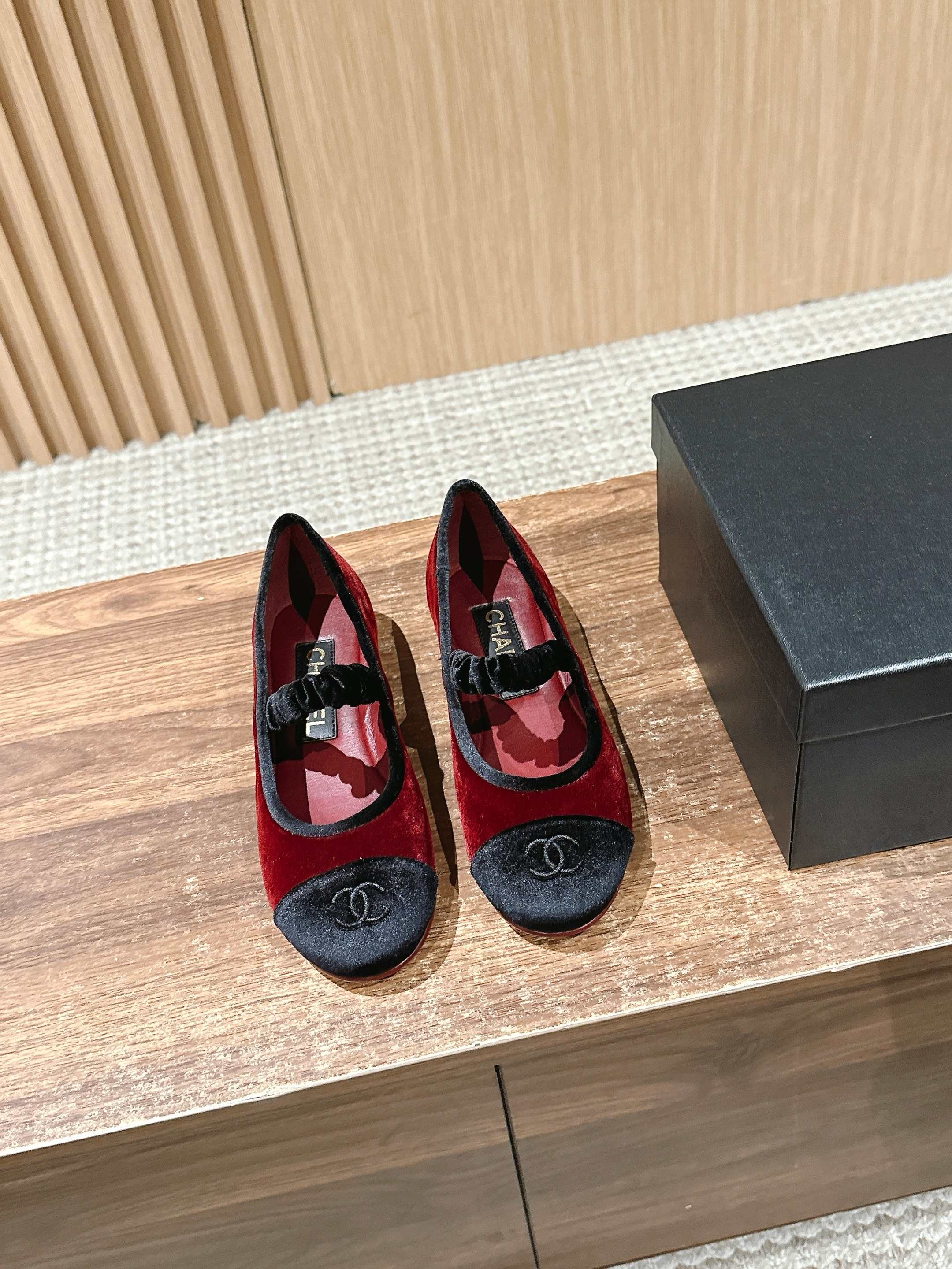 Новинка сезона весна/лето 2025 от Chanel - туфли Мэри Джейн из красной замши.