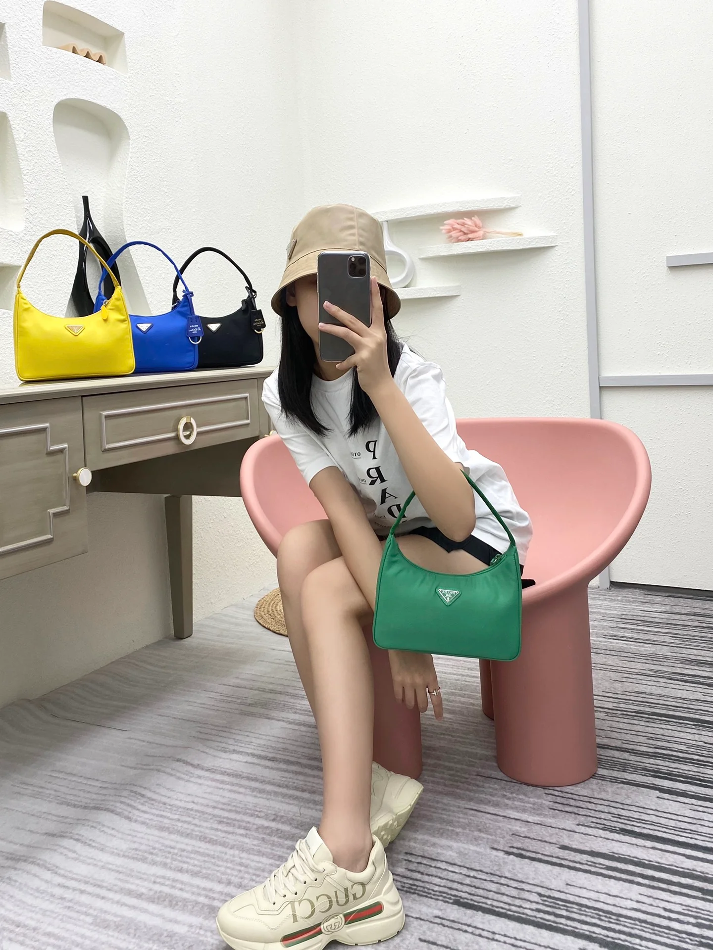 Нейлоновая сумка-хобо Prada, зеленая — фото в одежде.