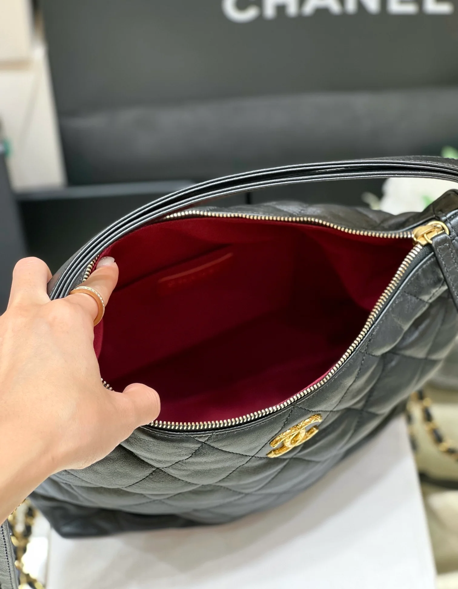 Сумка Chanel Hobo Hippie 2022 года