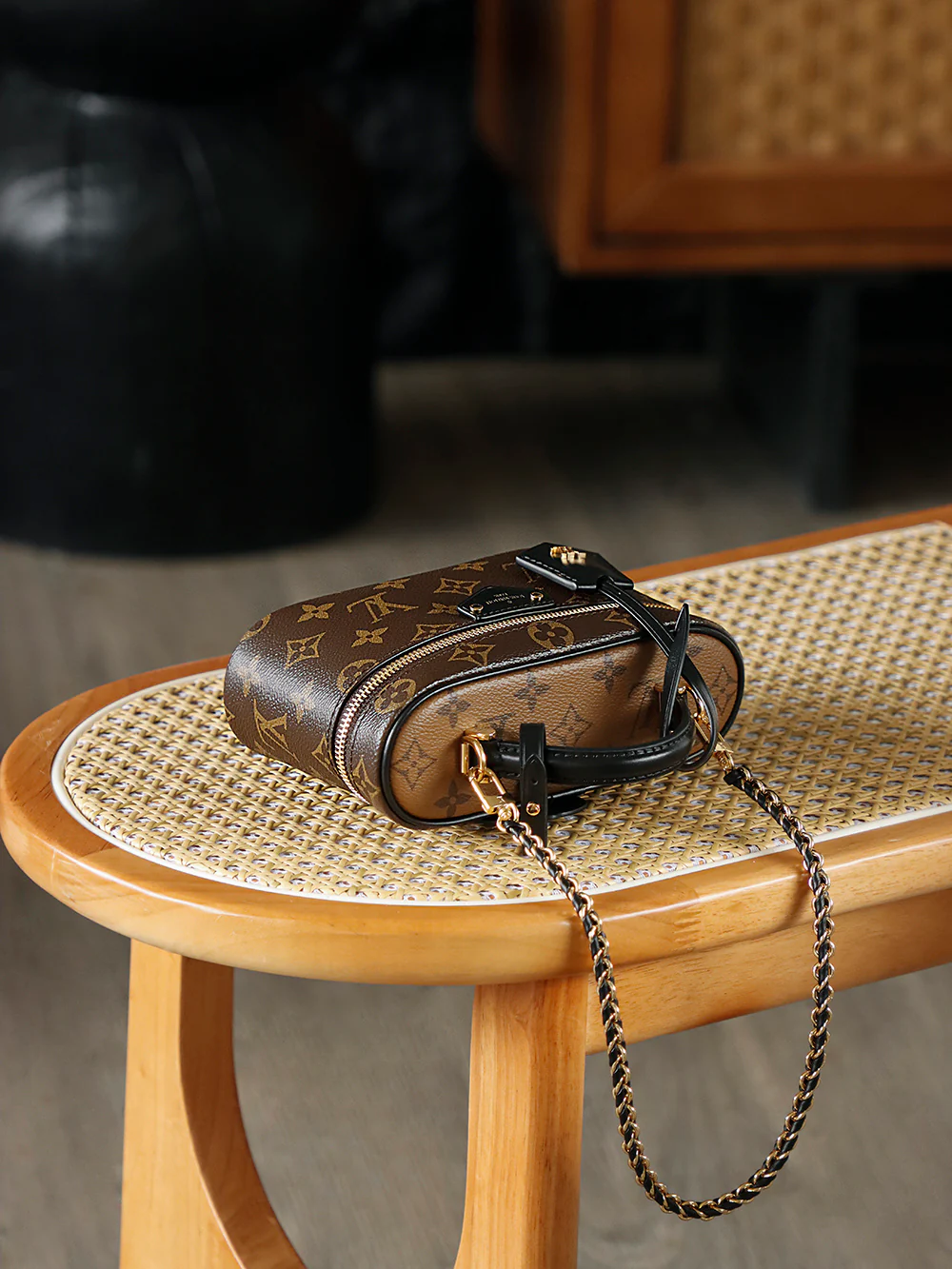 LV-m47125-vanity-chain-pouch handbag-classic monogram