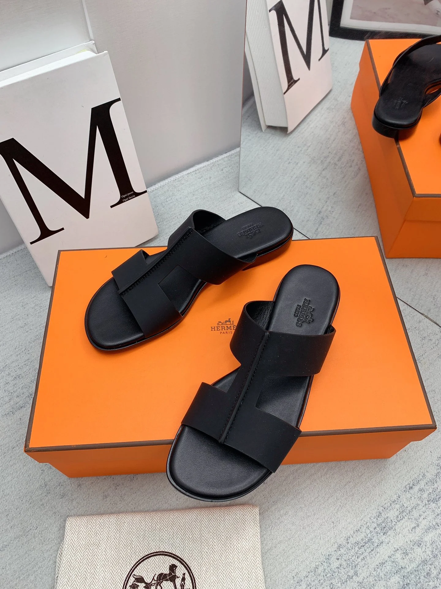 Новинка сезона осень/зима 2022 от Hermes - сандалии на плоской подошве