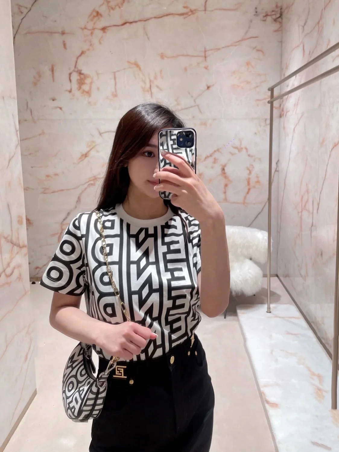 Мини-сумка Fendi Praphy Crescent Moon через плечо — черно-белая коллаборация.