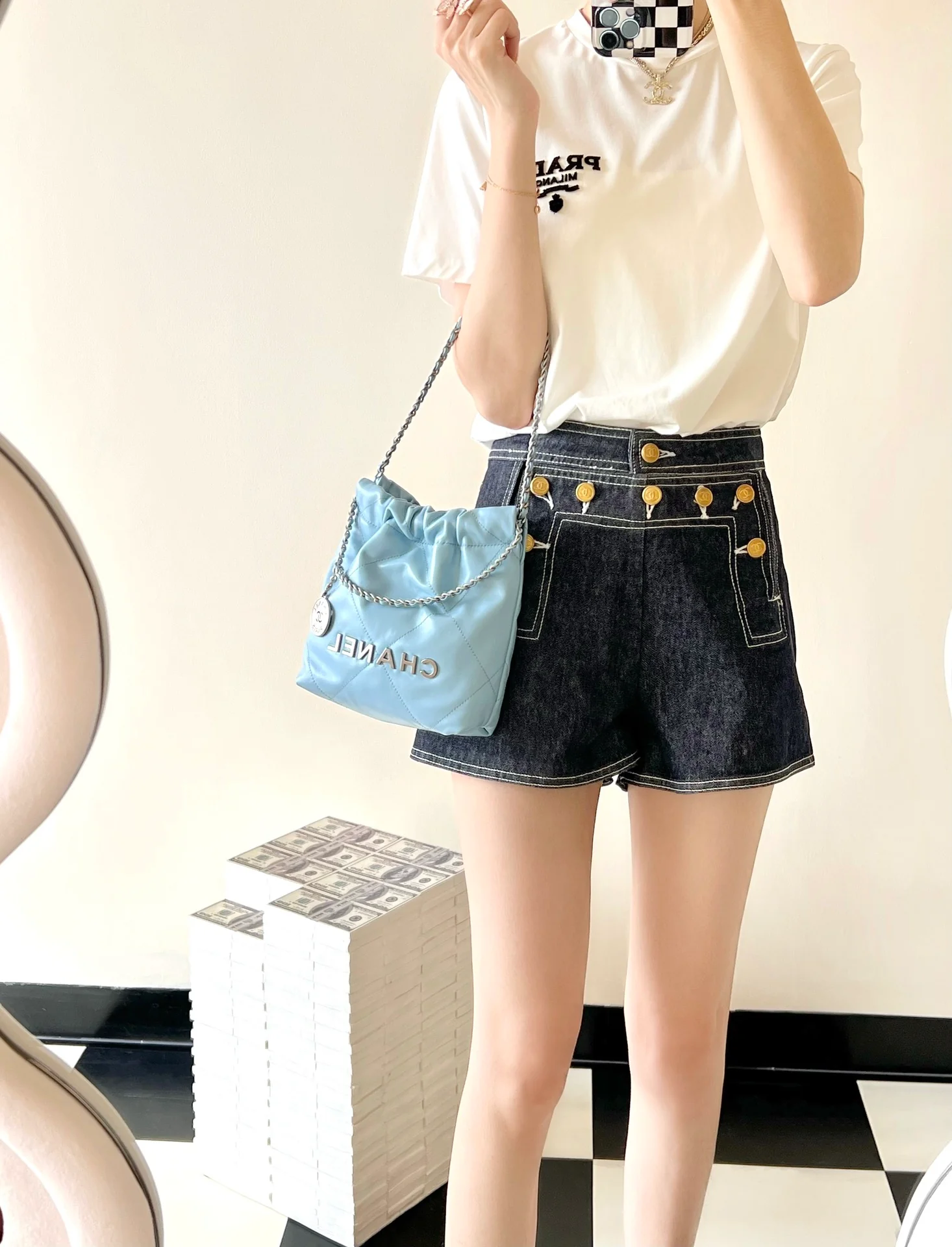 Новинка сезона весна/лето 2023 от Chanel - сумка 22 - мини - молочно-голубой - фото в действии.