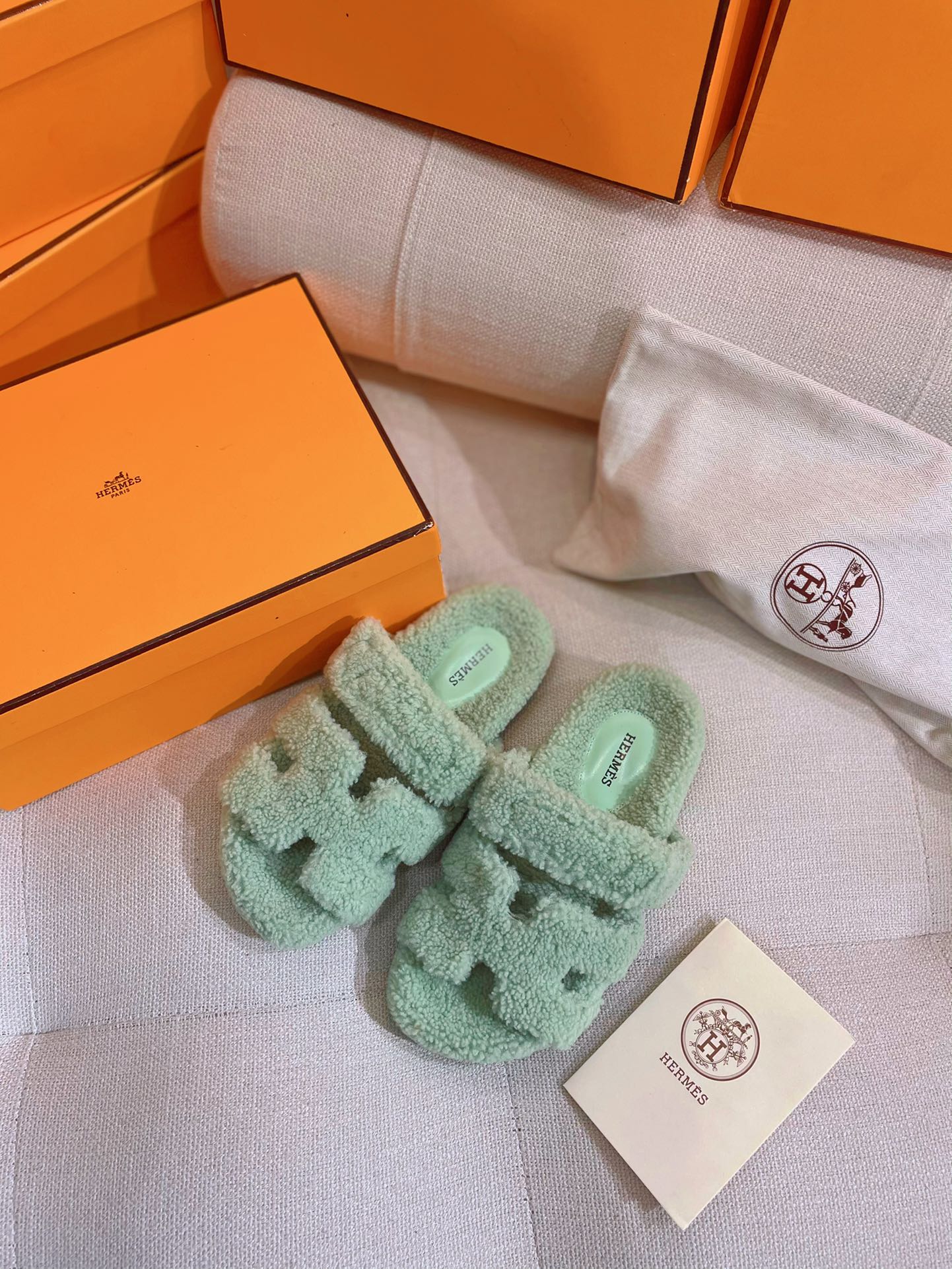 Новинка осенне-зимней коллекции Hermes 2022 — тапочки H из овечьей шерсти и кожи с лоскутным узором — мятно-зеленый цвет.