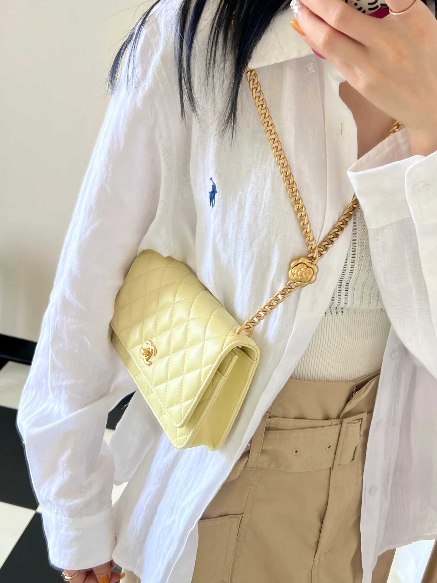 Новинка сезона весна/лето 2023 от Chanel - Сумка через плечо с цепочкой Camellia - WOC - Желтая 