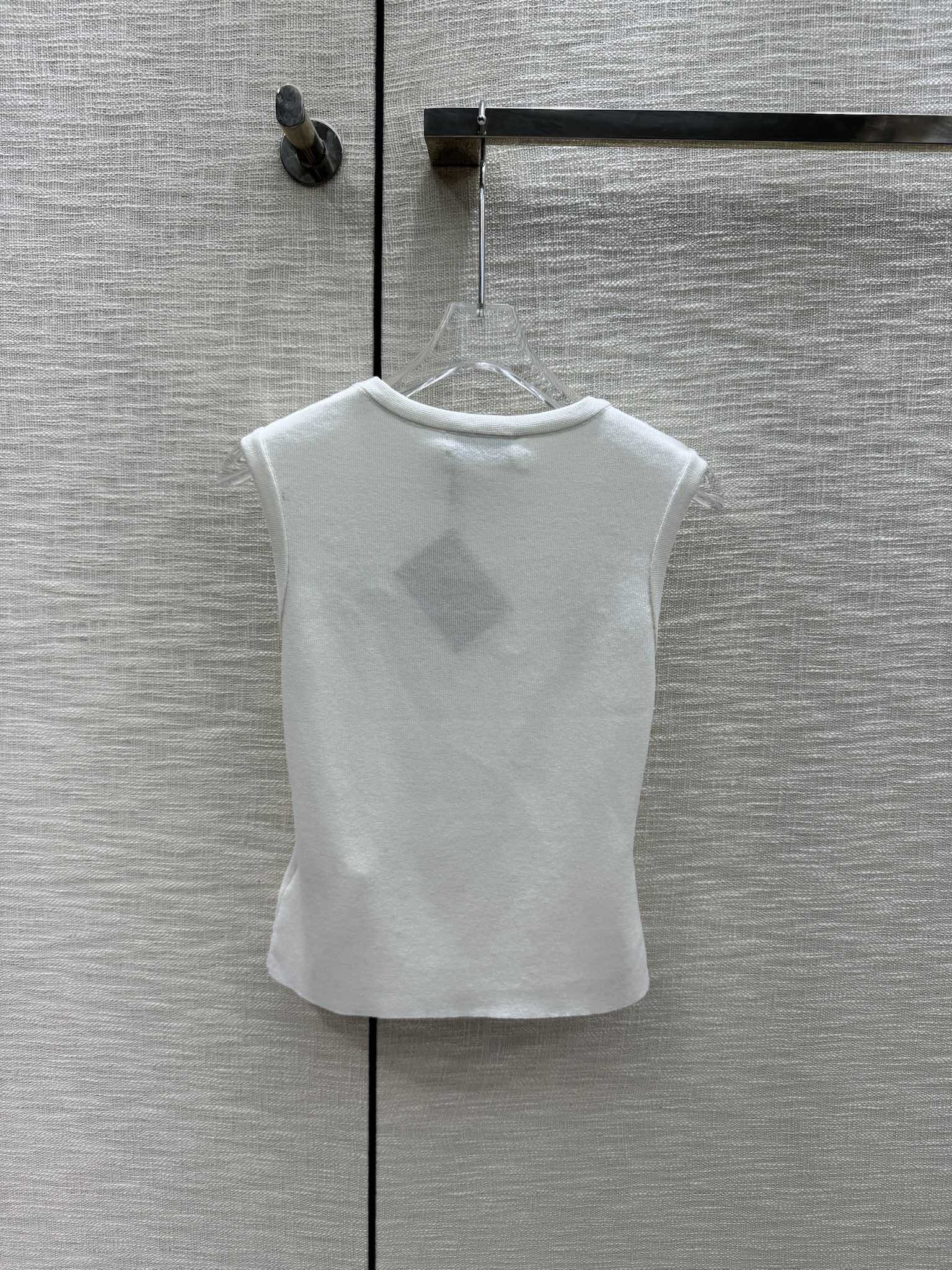 Жилет Miu Miu-2404 из плотной трикотажной ткани с объемной вышивкой бисером, белый.