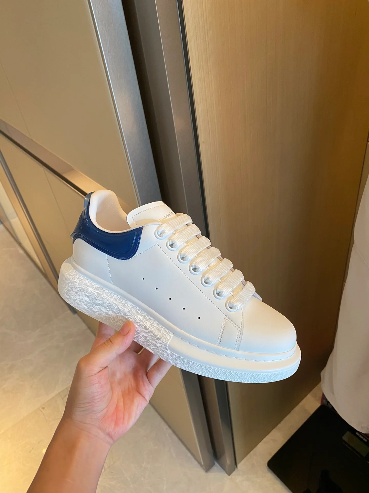 Классические белые кроссовки McQueen - на каблуке-резинке - темно-синие