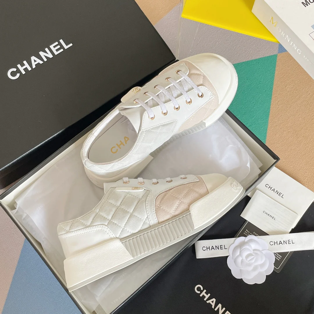 Новинка 2023 года от Chanel - Стеганые туфли-?блинчики? - Белый носок