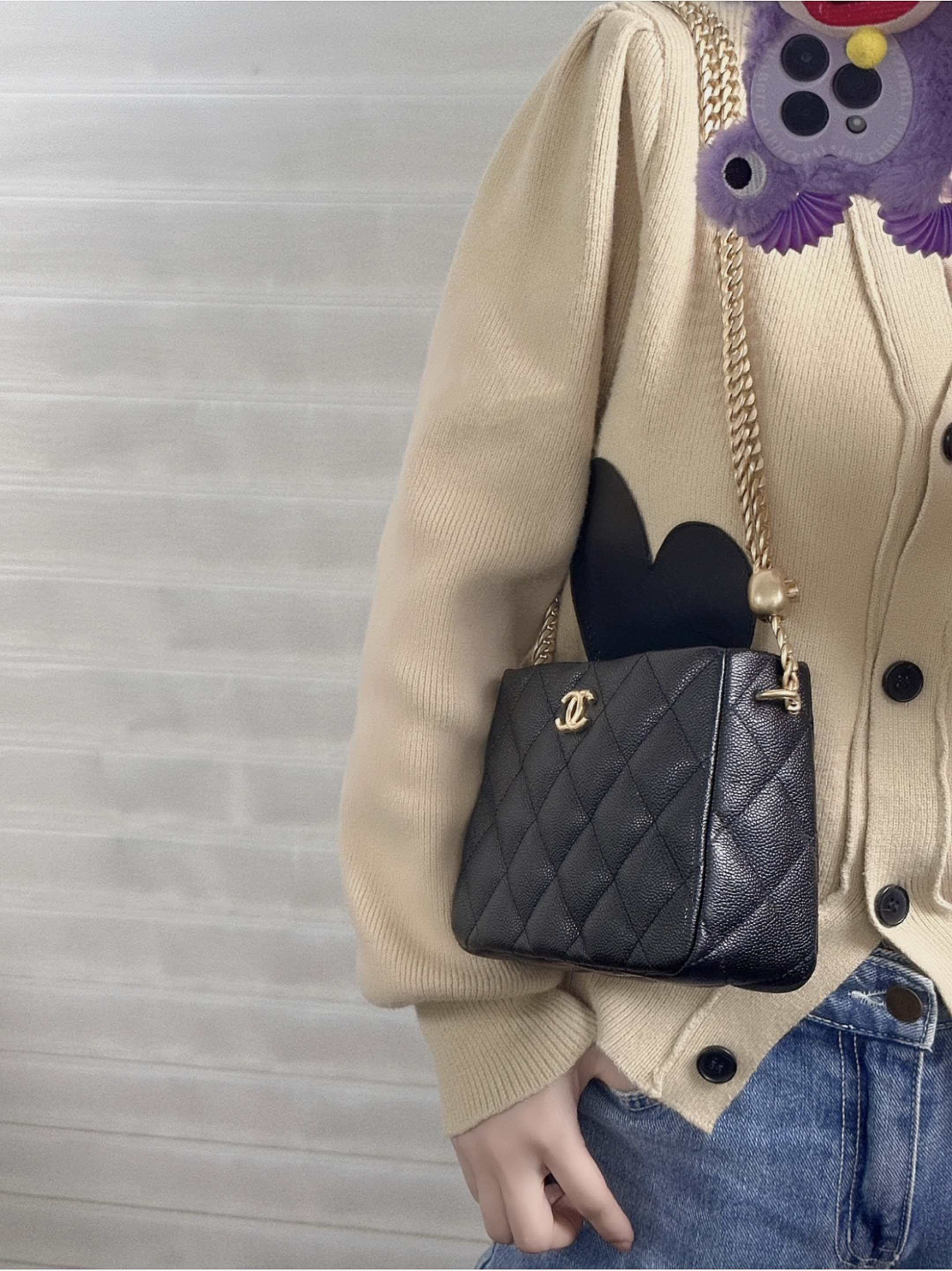 Новинка сезона весна/лето 2023 от Chanel - сумка-хобо в форме сердца - маленькая - черная - фотографии в действии.