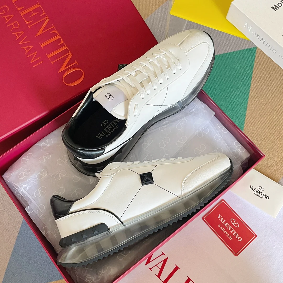 Valentino - Спортивные туфли с заклепками по периметру - Парные - Черная отделка