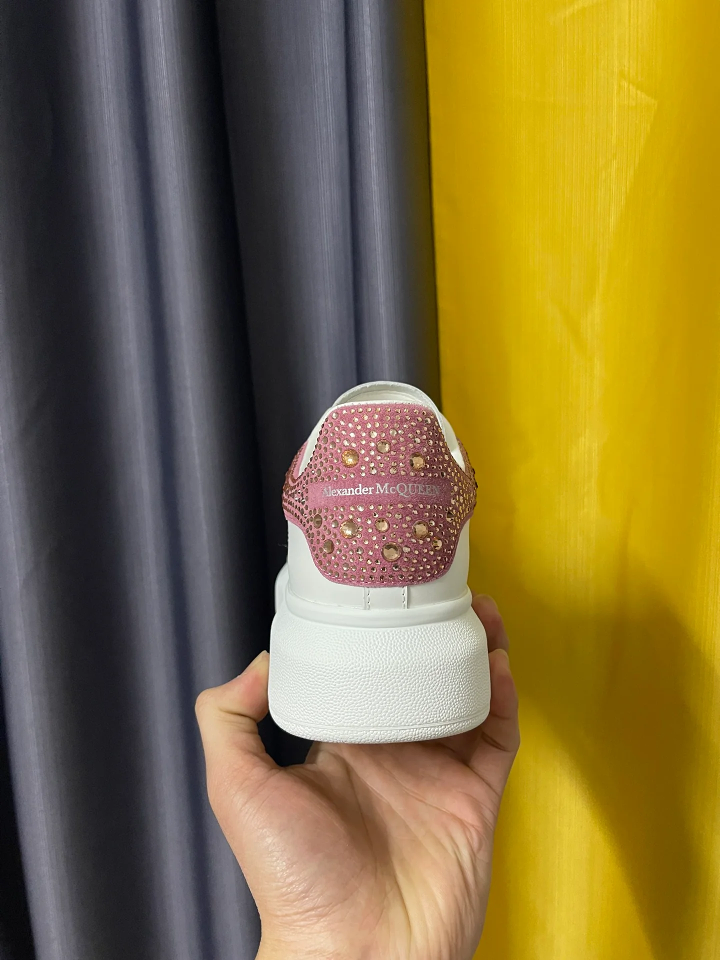 Классические белые кроссовки McQueen с розовато-фиолетовой бархатной отделкой.