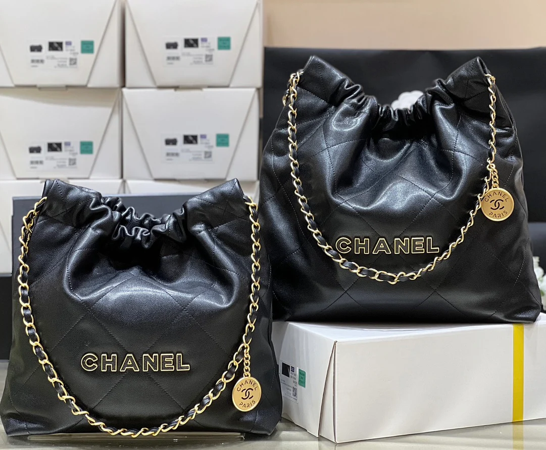 Chanel - черная кожаная сумка длиной 22 дюйма с текстурой в виде шариков (дизайн мусорного мешка).