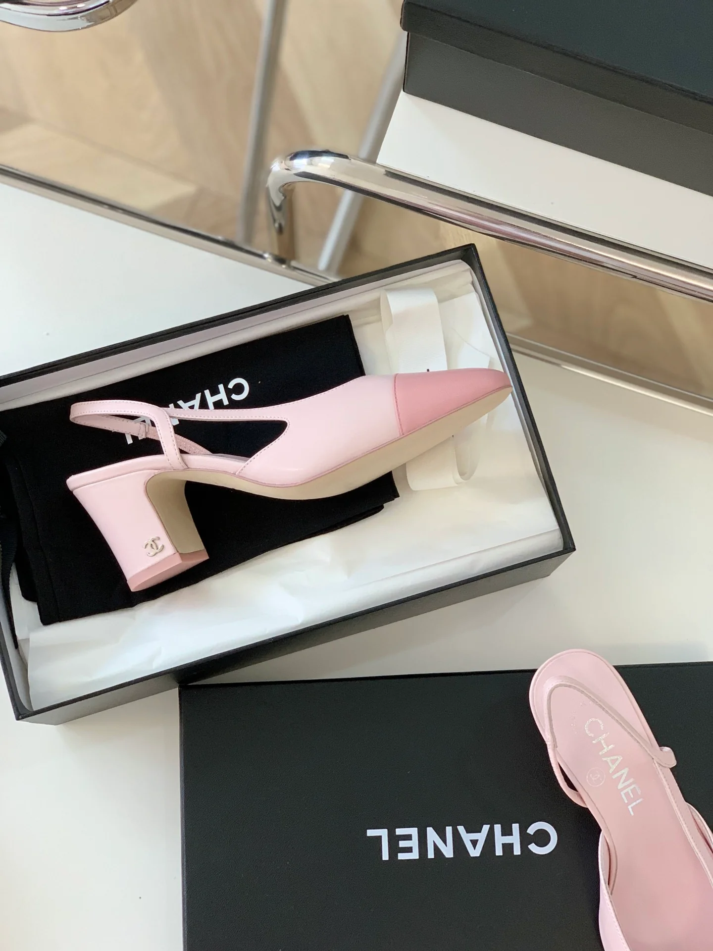 Балетки Chanel с открытой пяткой и массивным каблуком