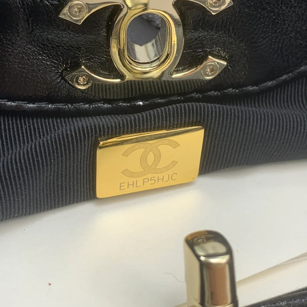 Мини-сумочка Chanel 24c31 из овечьей кожи - черная