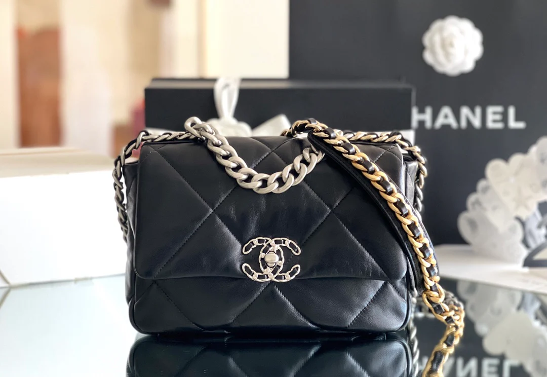 Коллекция Chanel ?Ранняя весна 2022? — сумка № 19 — черная с серебристой фурнитурой — маленькая.