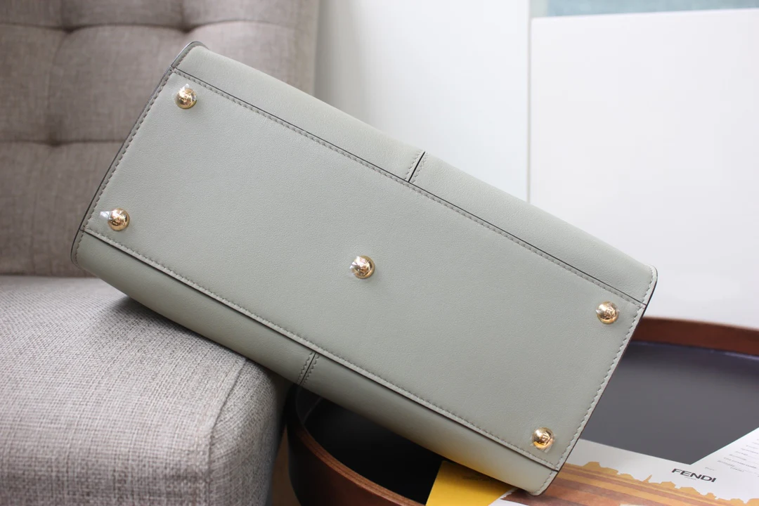 Сумка Fendi Peekaboo Lite Medium из светло-зеленой кожи.