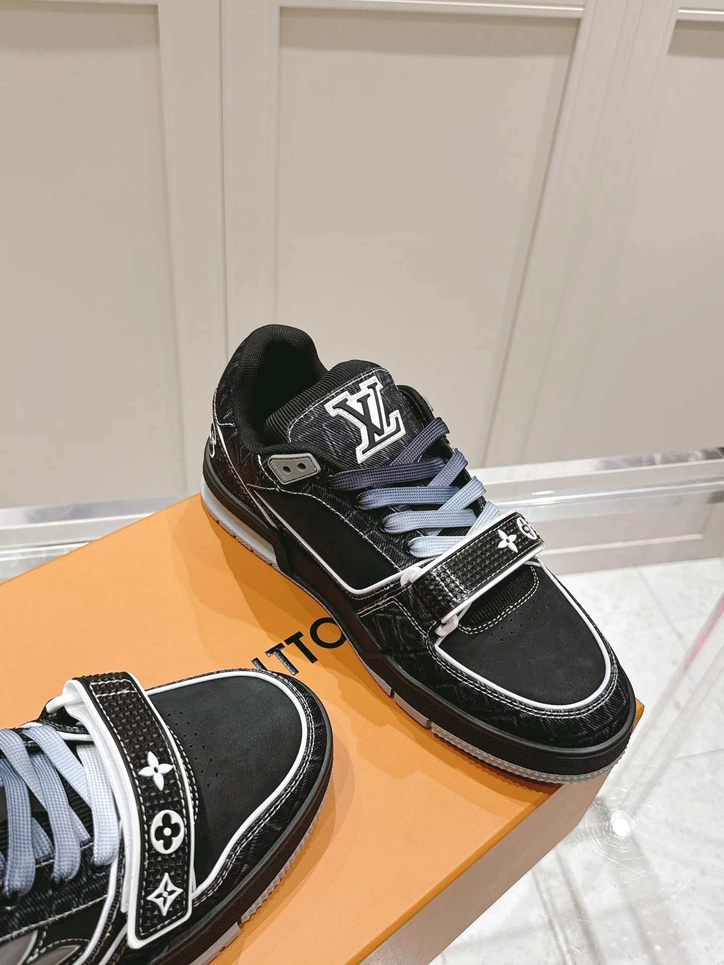 Скейтбордические кроссовки LV-2024 на липучках - черные