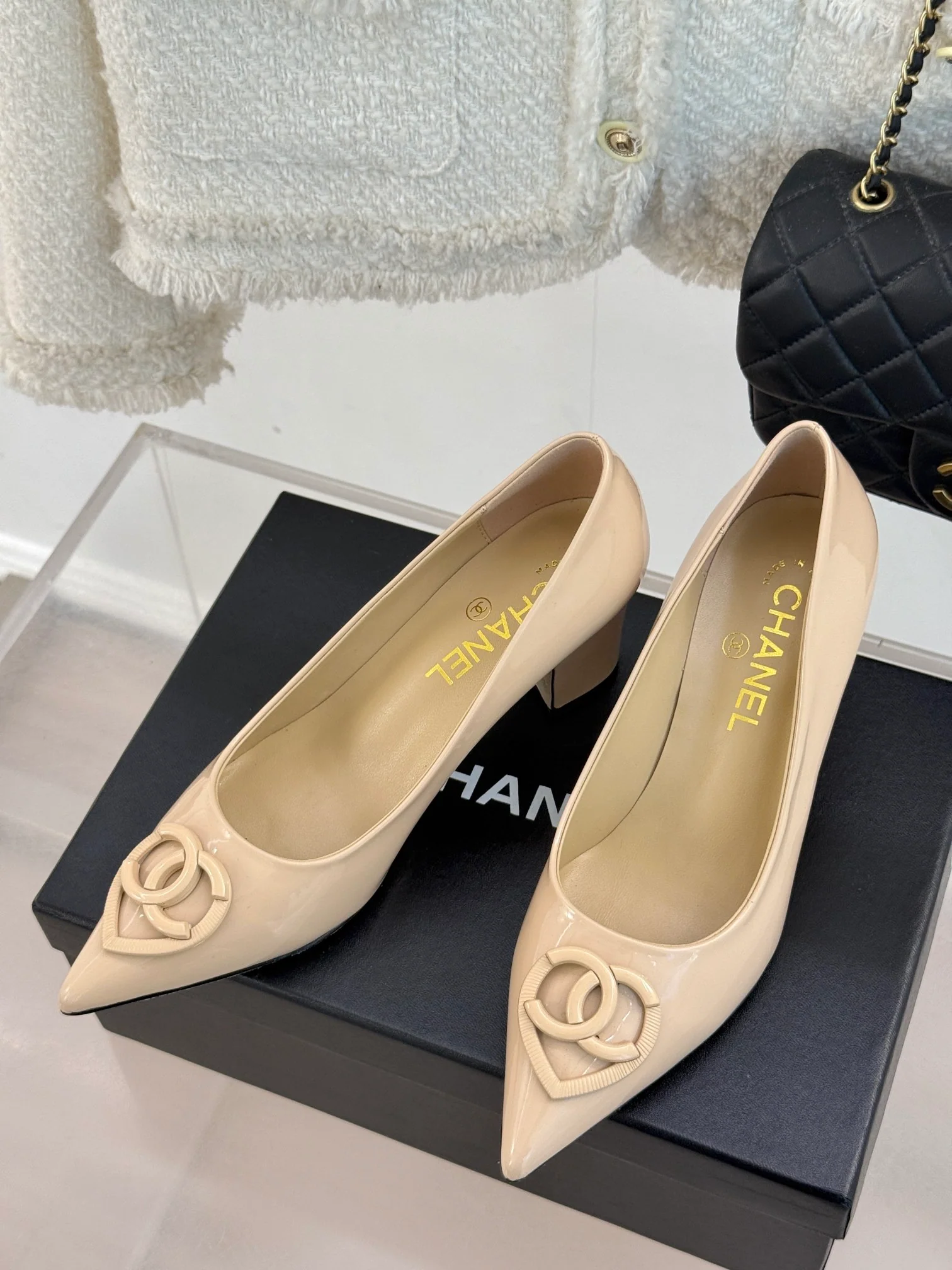 Туфли Chanel 2024 в форме сердца с острым носком на низком каблуке - абрикосового цвета.