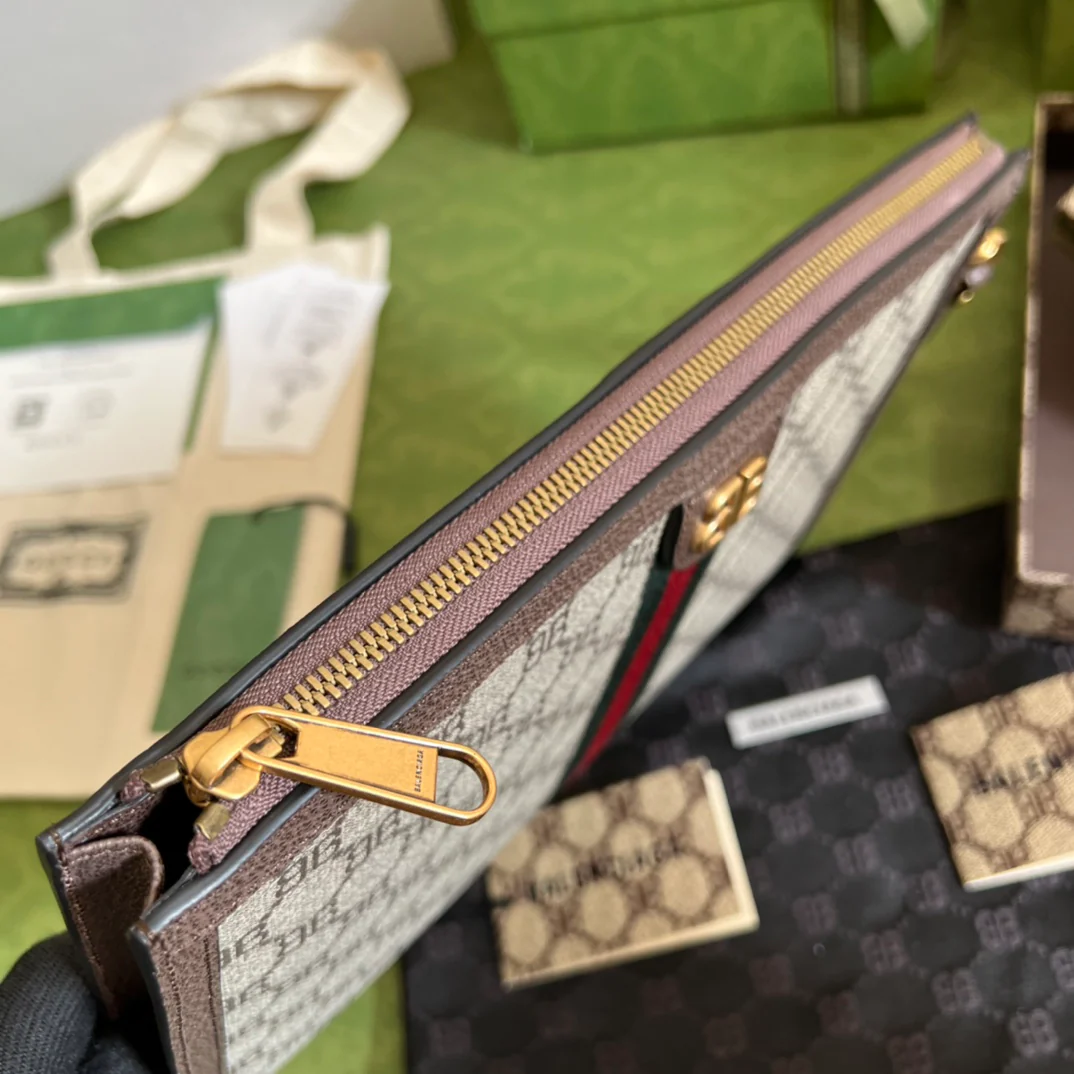 Клатч, созданный в рамках сотрудничества Gucci и Balenciaga.