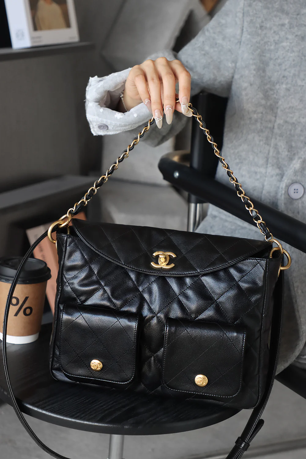 Сумка-хобо Chanel 24p Messenger, маленькая, черная, с золотой пряжкой.