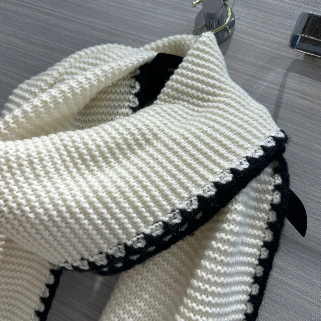 Новый шарф Chanel Double C с бахромой по краю, коллекция осень/зима 2023, белый.
