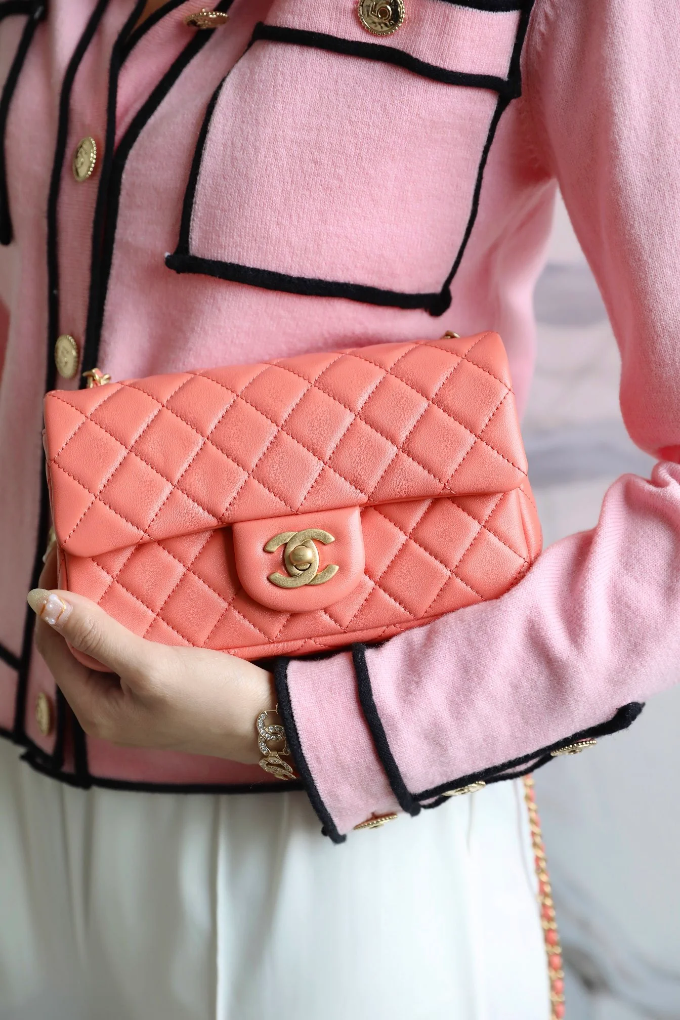 Chanel - Золотистая сумка-клапан с шариком из углеродного волокна - Кораллово-розовая