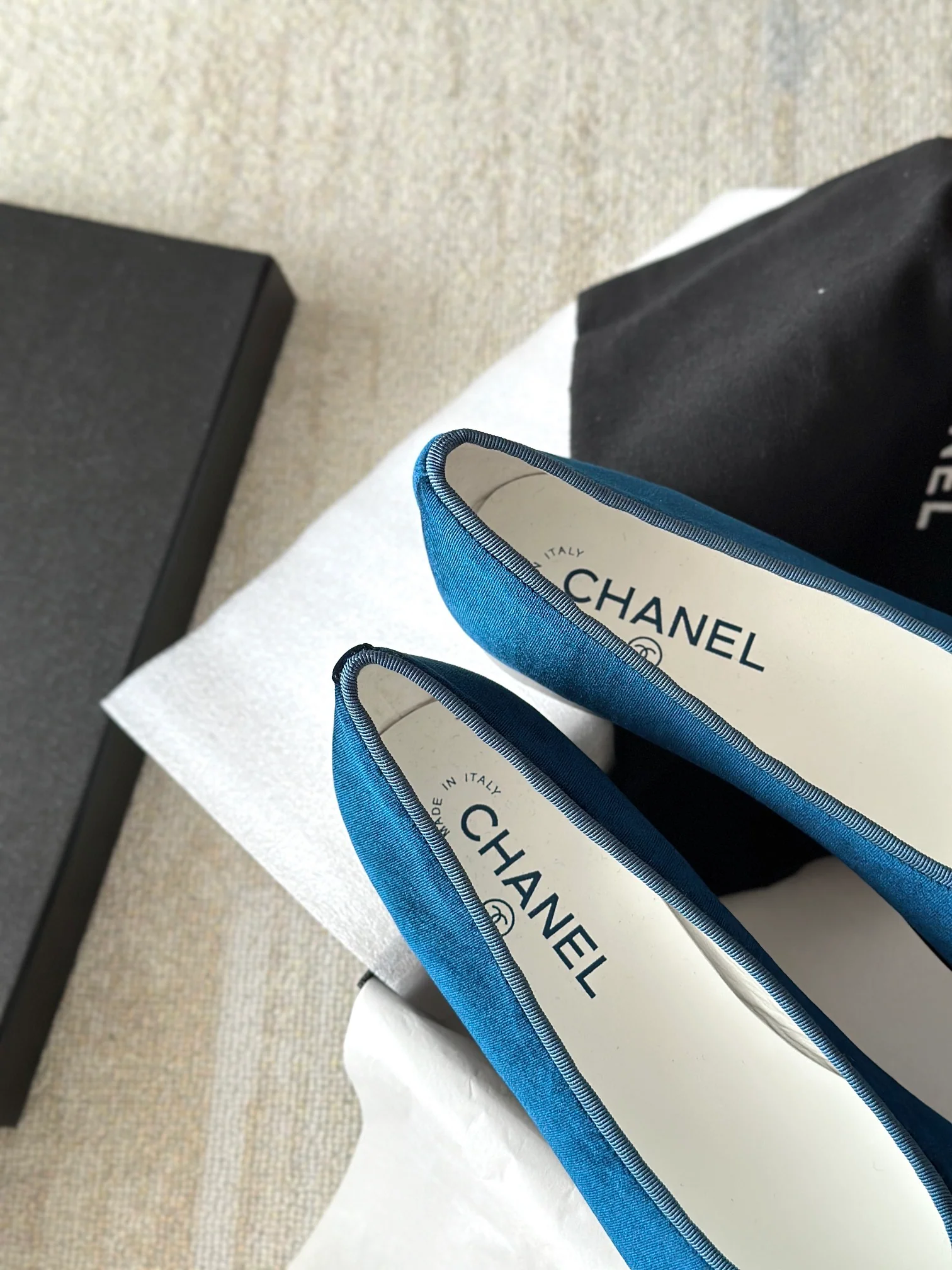 Новинка 2023 года от Chanel - Классические балетки - Бархатно-голубые