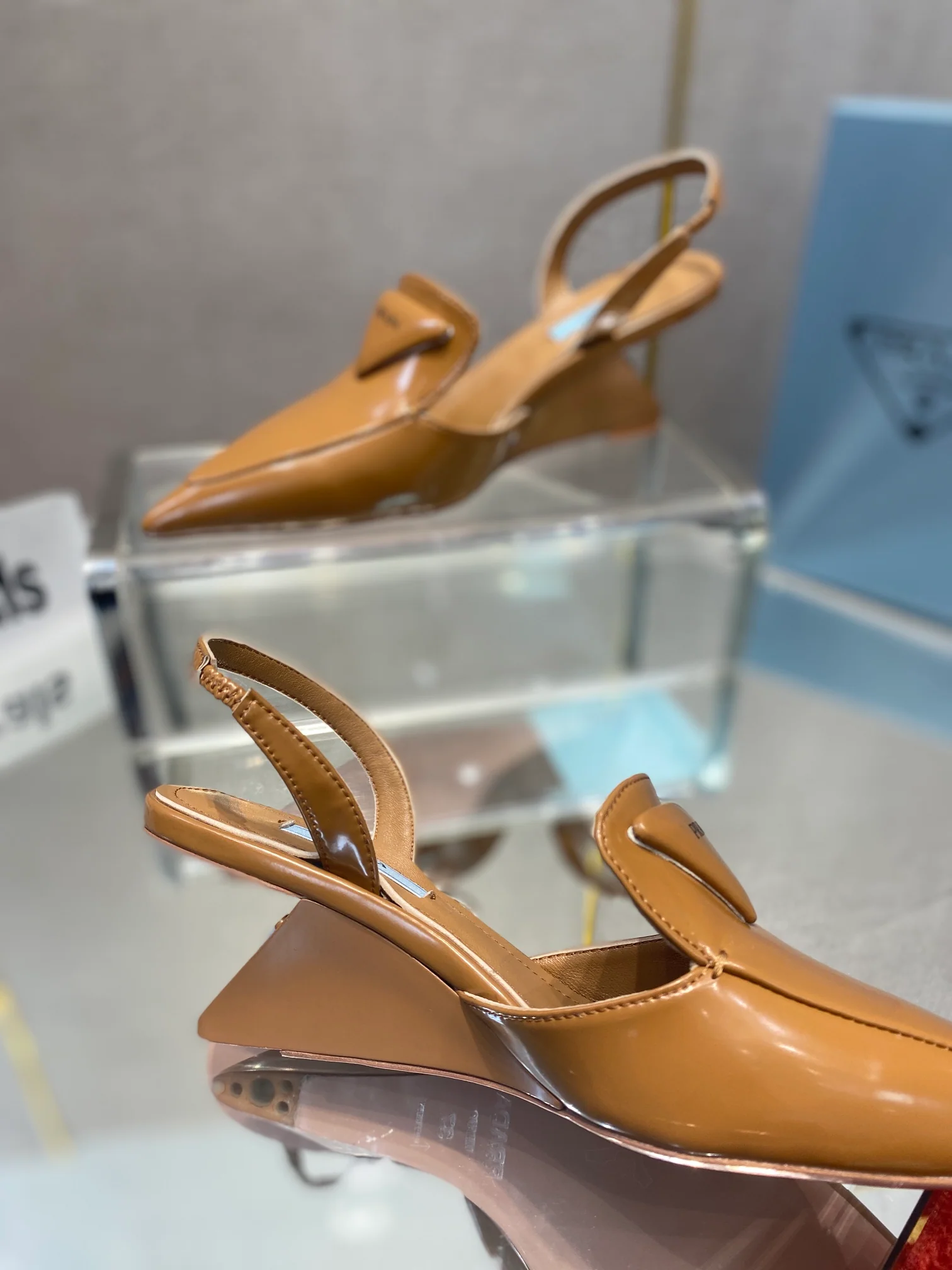 Туфли Prada - Prada - лакированные сандалии на низком каблуке - коричневые