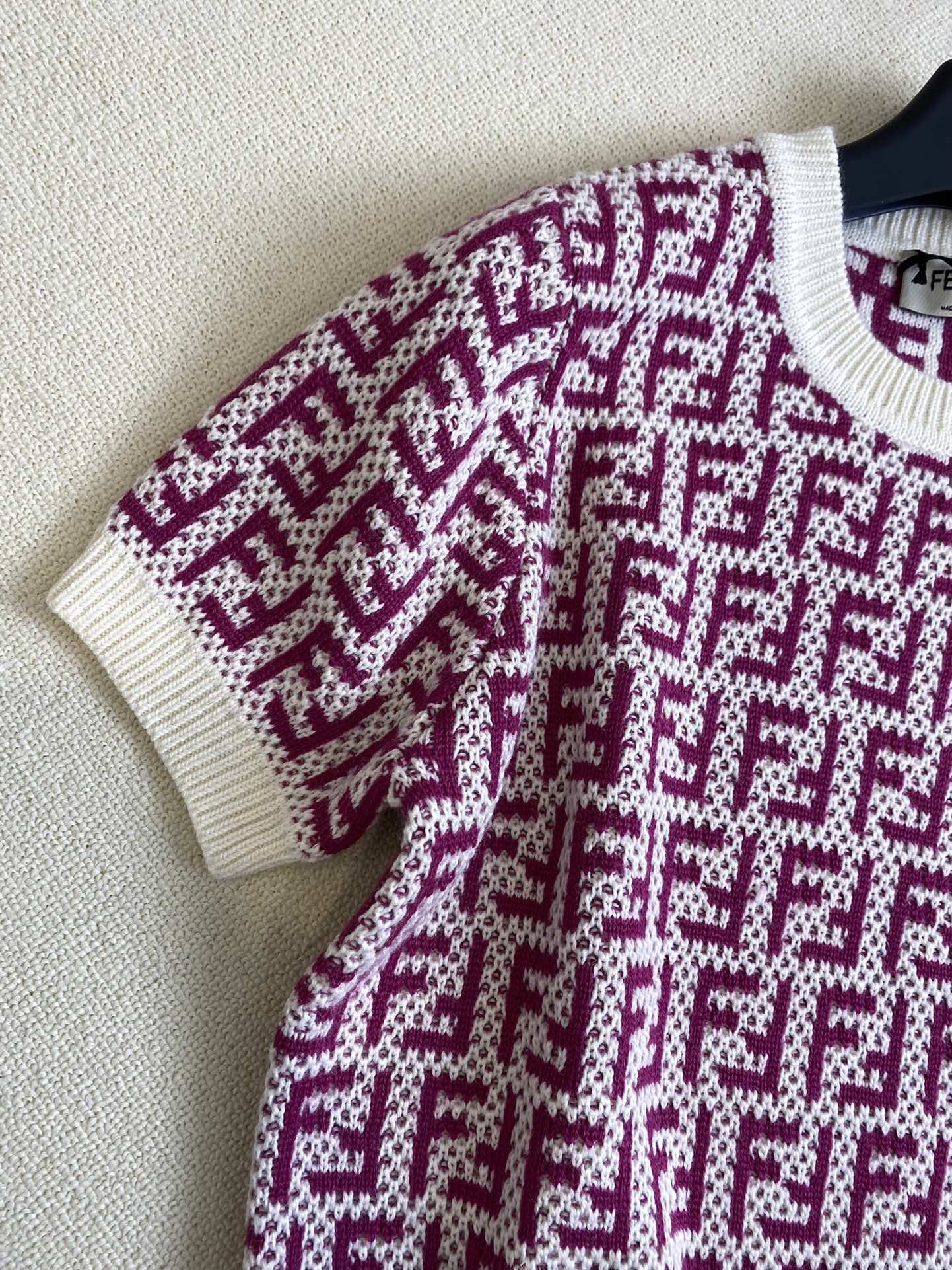 Fendi-2403 - Новинка ранней весны. Вязаная футболка с коротким рукавом и монограммой.