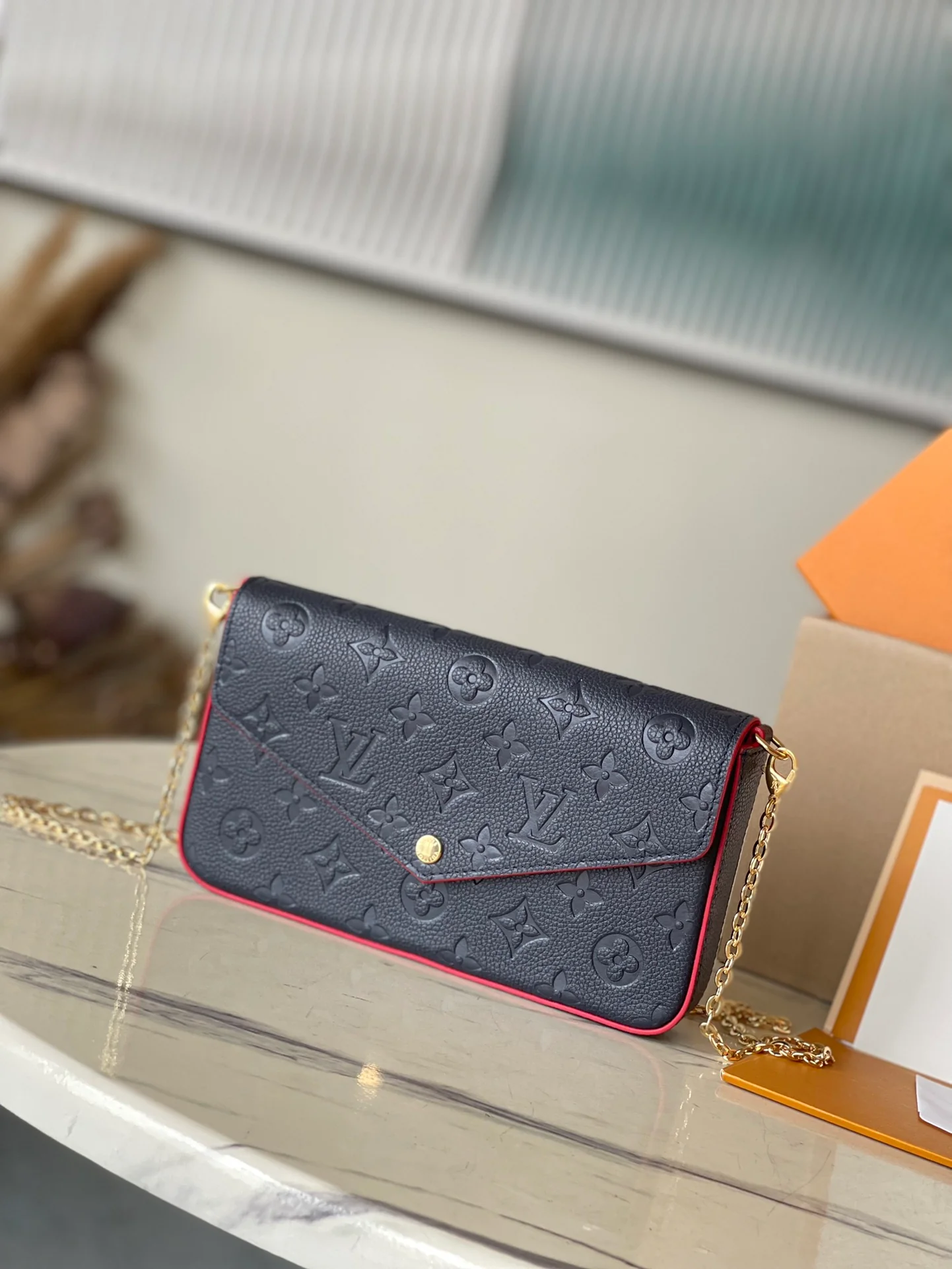 m64099-LV-pochette-felicie-empreinte сумка через плечо с тиснением-темно-синий