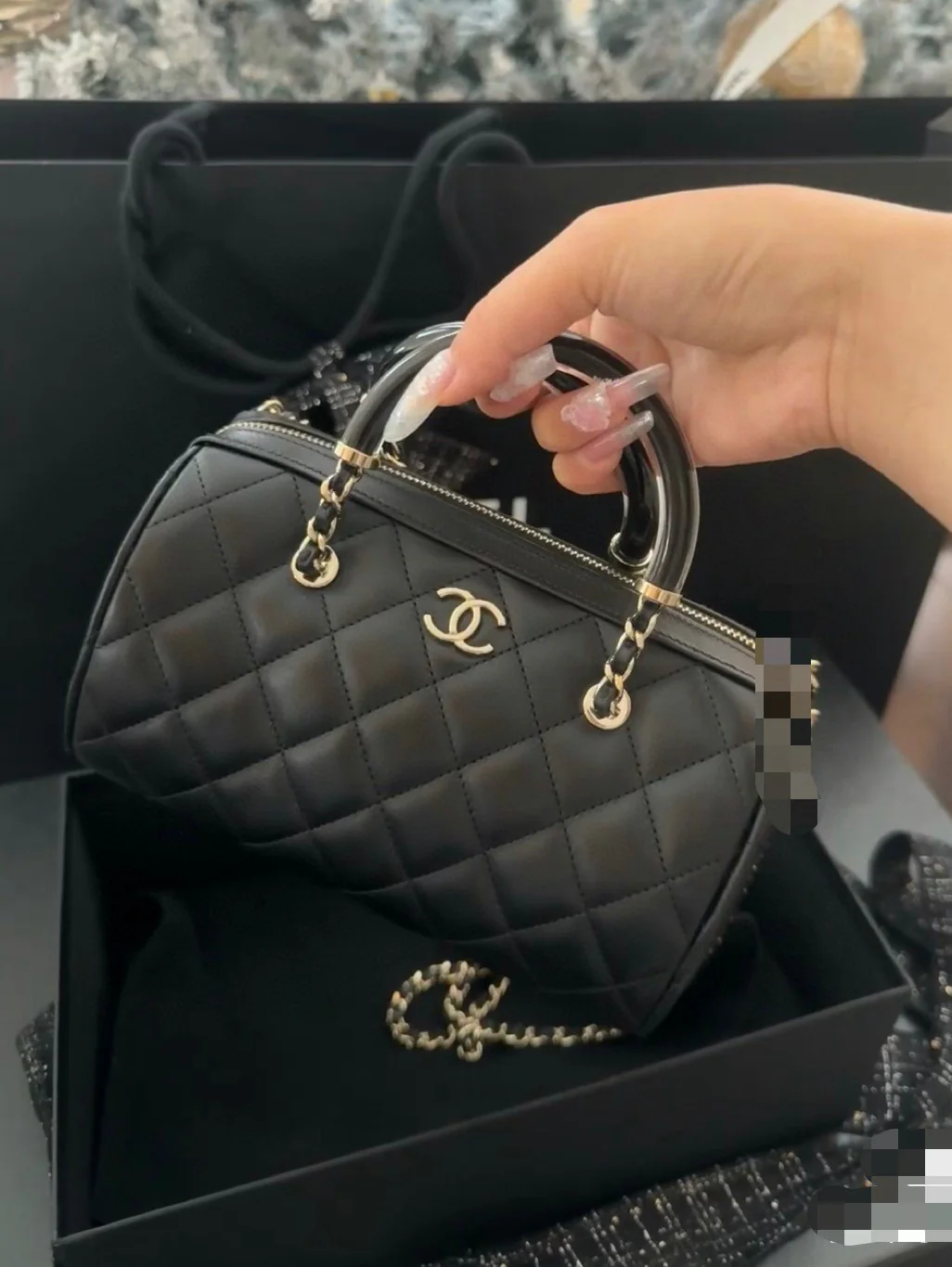 Сумка Chanel 25c Boston Bowling Bag — черно-золотая.