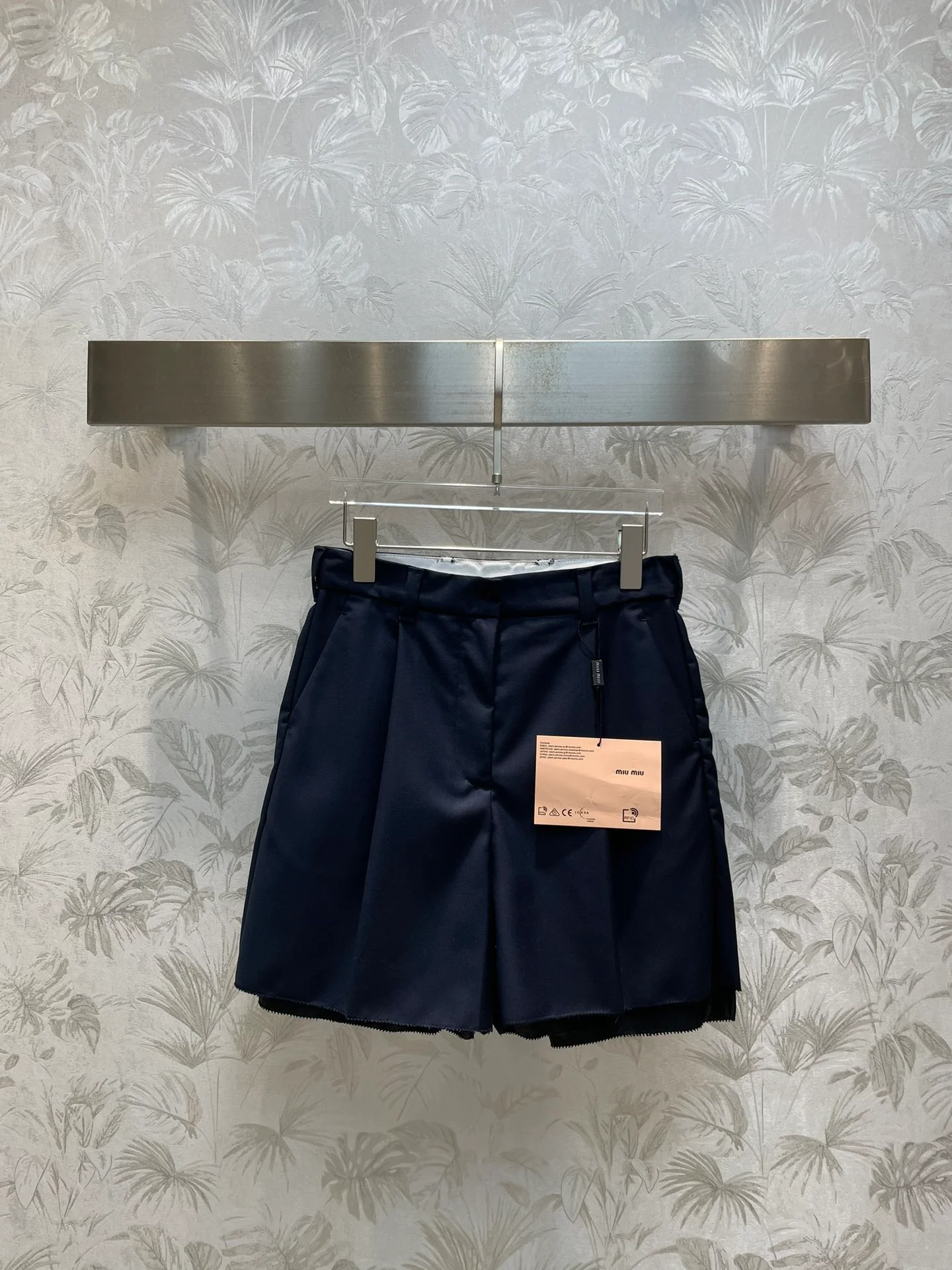 Miu Miu - Весна/Лето 2404-24: Идеальный образ в стиле преппи с вышитыми значками, лоскутными блейзерами и шортами.