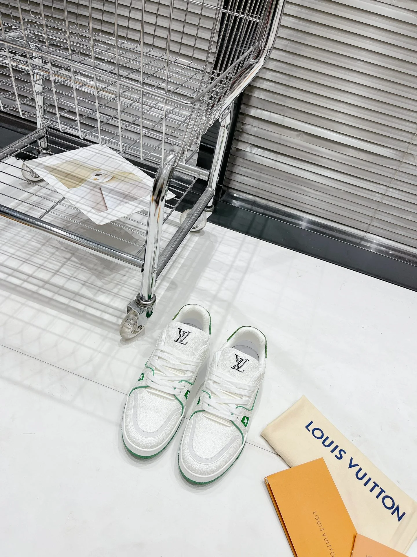 Кроссовки LV Trainer - обувь для скейтбординга - глянцевые белые и зеленые - унисекс