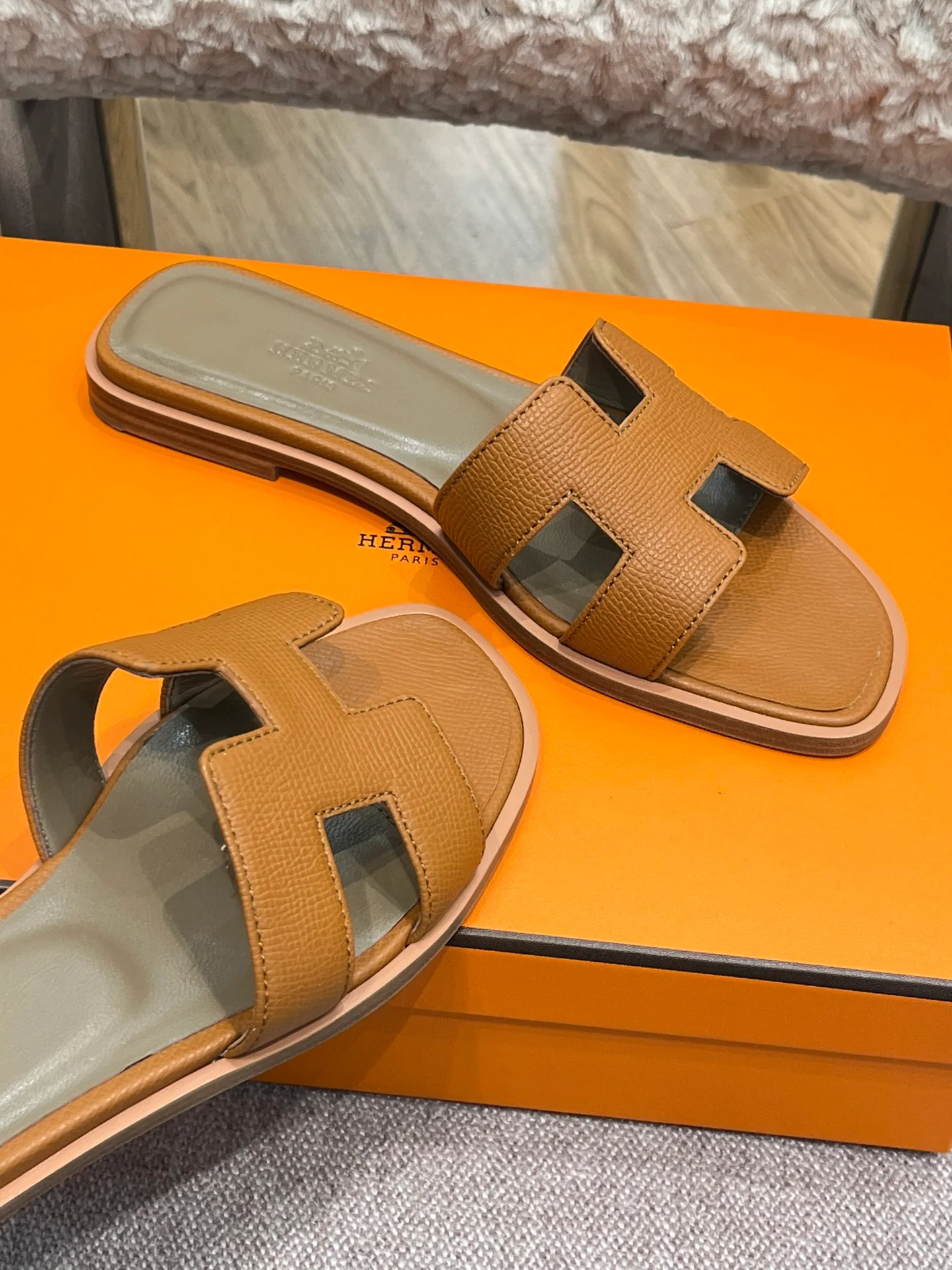 Новинка сезона весна/лето 2022 от Hermes - сандалии на плоской подошве