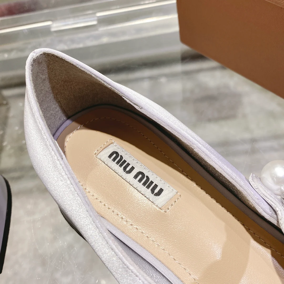 Весенняя коллекция Miu Miu 2023 — Шелковые туфли с квадратным носком — Фиолетовые