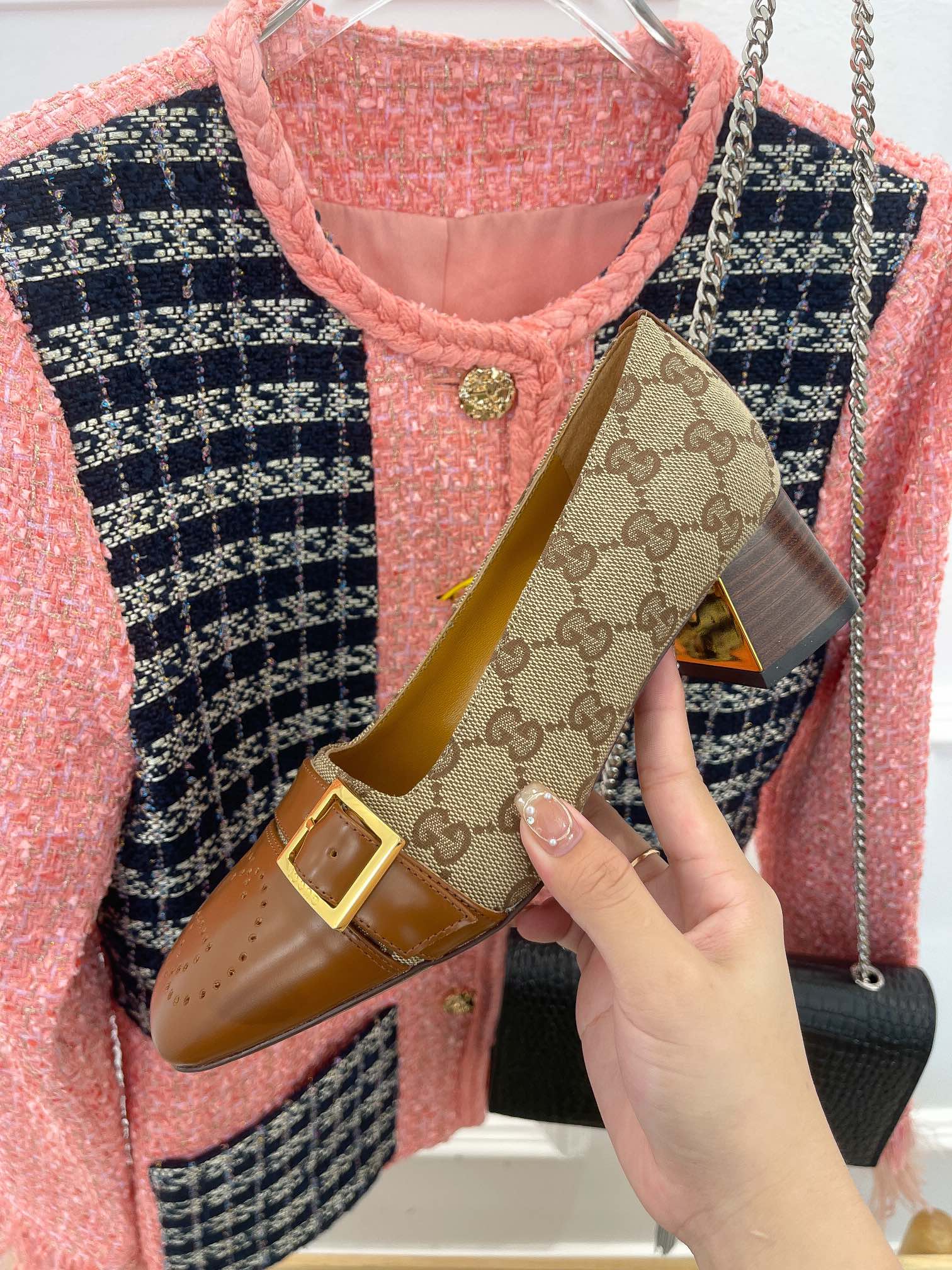 Новинка начала осени 2022 года от Gucci — туфли на массивном каблуке.