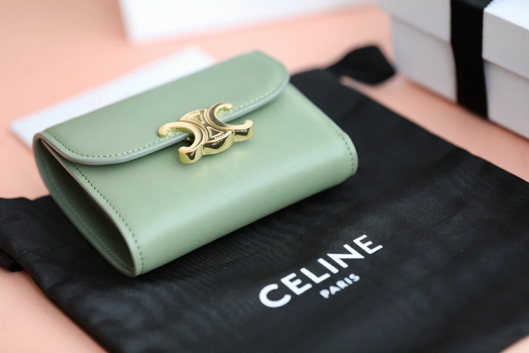 Celine TRIOMPHE 小号亮泽羊皮翻盖钱包-牛油果绿